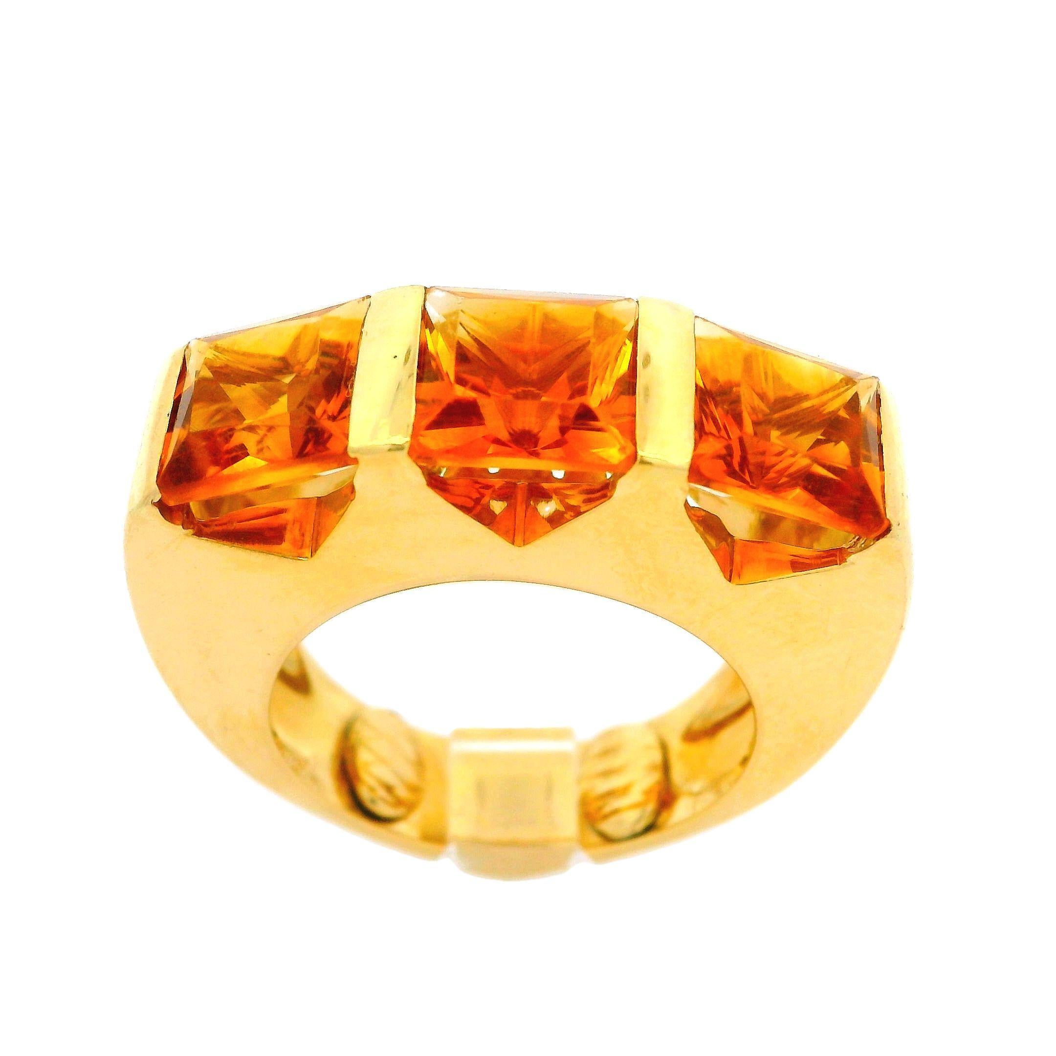 --Pierre(s) :...
(3) Citrine Naturelle Véritable - Taille carrée - Barrette - Couleur orange foncé - 7mm (approx.)

MATERIAL : Or jaune 18k massif
Poids : 12,51 grammes
Taille de la bague : 5.5 (ajustée sur un doigt. Nous pouvons personnaliser la