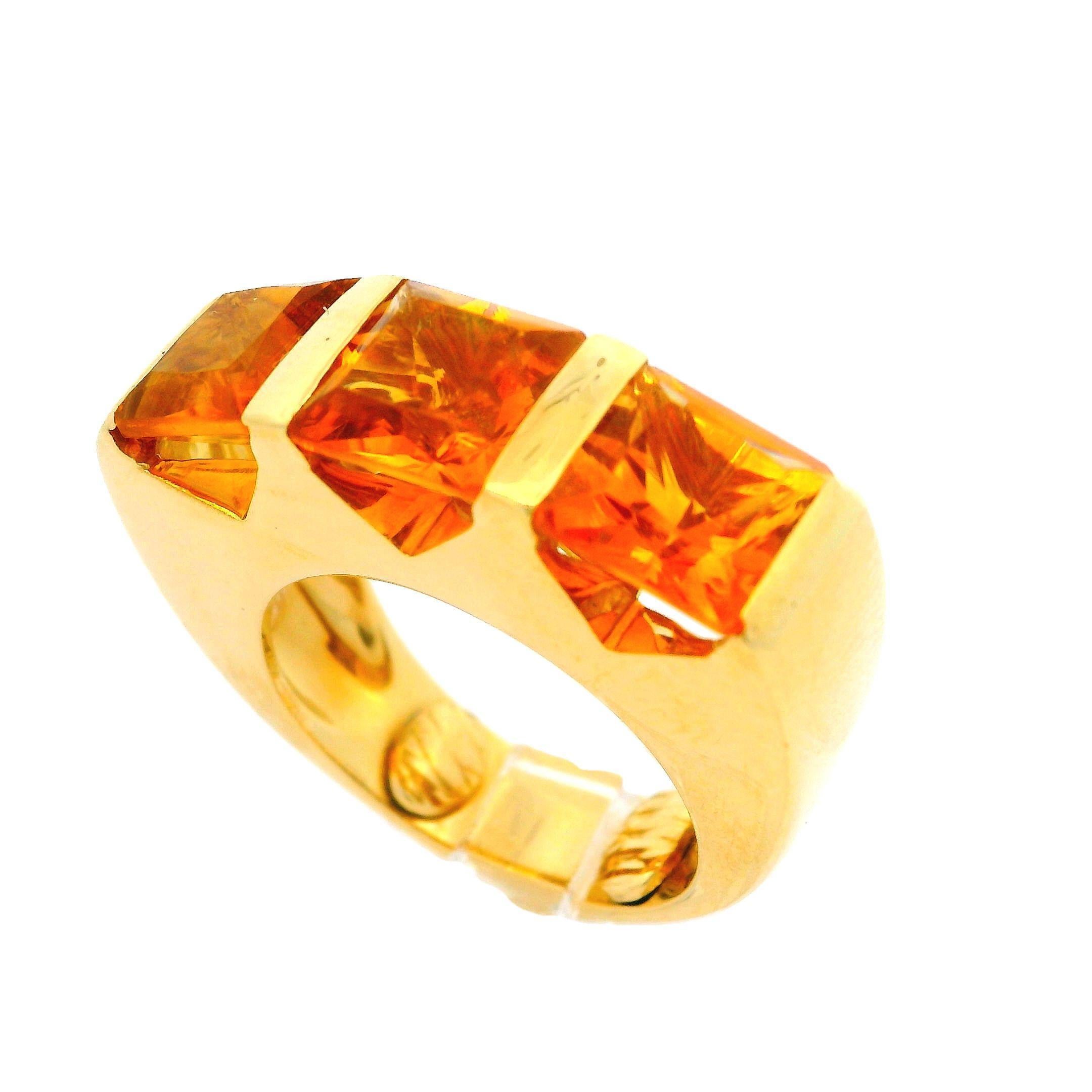 Taille carrée Bague à anneau substantiel en or jaune 18 carats avec citrine de 7 mm, 3 barres carrées taillées en gradins en vente