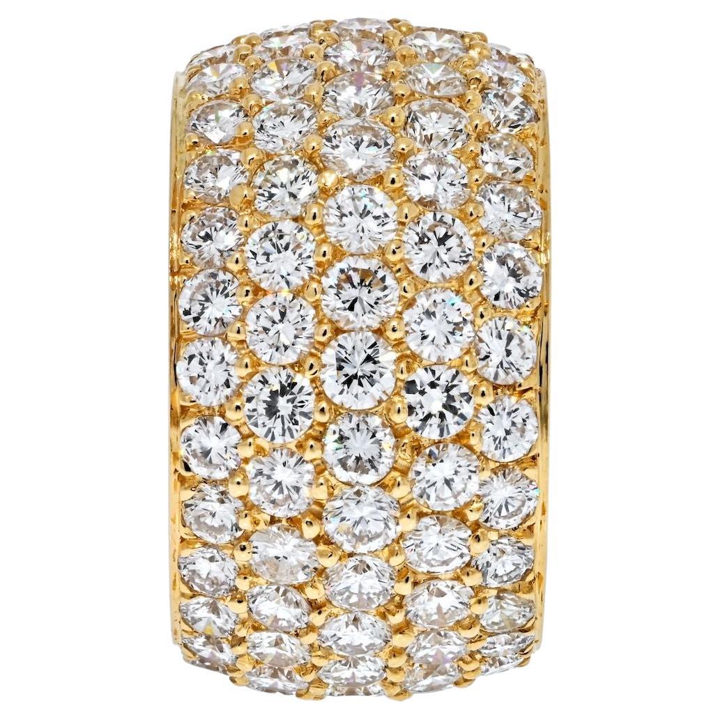 Dieser mehrreihige Diamantring aus 18 Karat Gelbgold ist mit runden Diamanten besetzt und hat eine Breite von 13 mm. 
In 5 Reihen mit einem Gesamtkaratgewicht von 8,00cttw gesetzt. 
Qualität des Diamanten: Farbe G-H, Reinheit VS-SI. 
Größe: 5,75