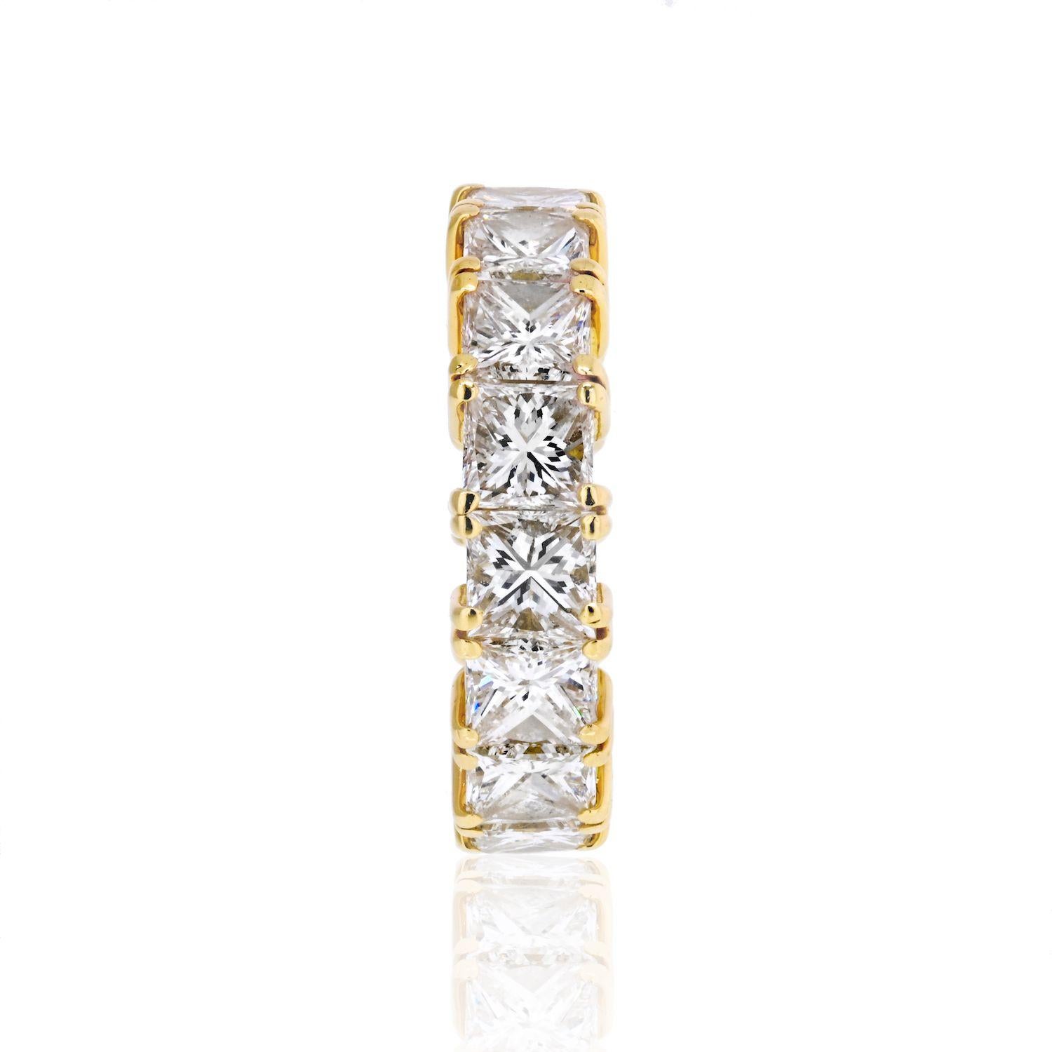 Il s'agit d'un magnifique anneau d'éternité en dimaond, orné de 16 diamants taille princesse. 
Les diamants sont tous de couleur G-H et de pureté VS-SI. 
La largeur de l'anneau est de 5,4 mm et la taille du doigt de 5,5.
Fait à la main. 
