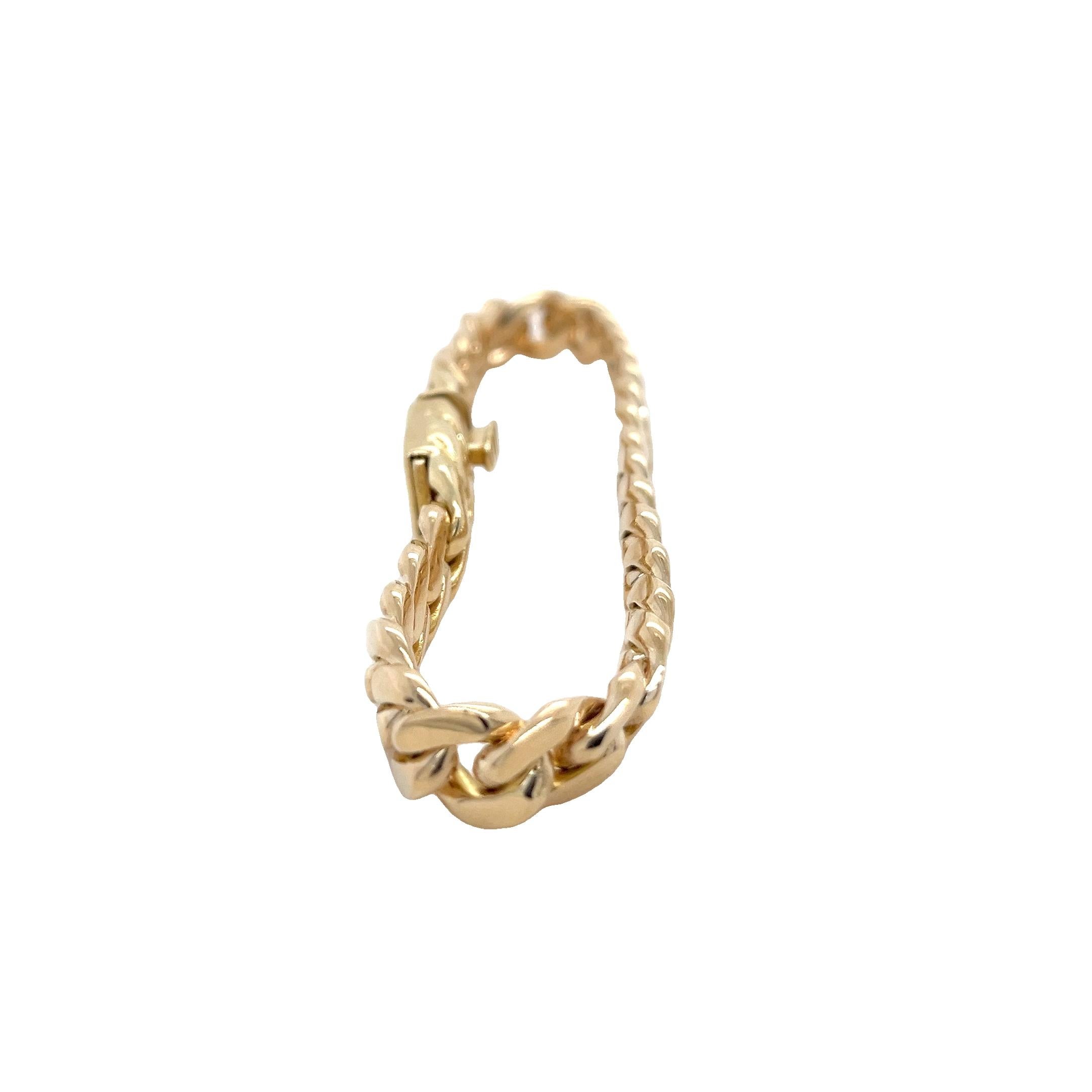 Questo bracciale cubano in oro giallo 18 carati è una dichiarazione senza tempo di forza, lusso e design classico. Con una lunghezza di 7,75 pollici e una larghezza di 8,7 mm, questo braccialetto presenta l'iconico stile Cuban link, famoso per la
