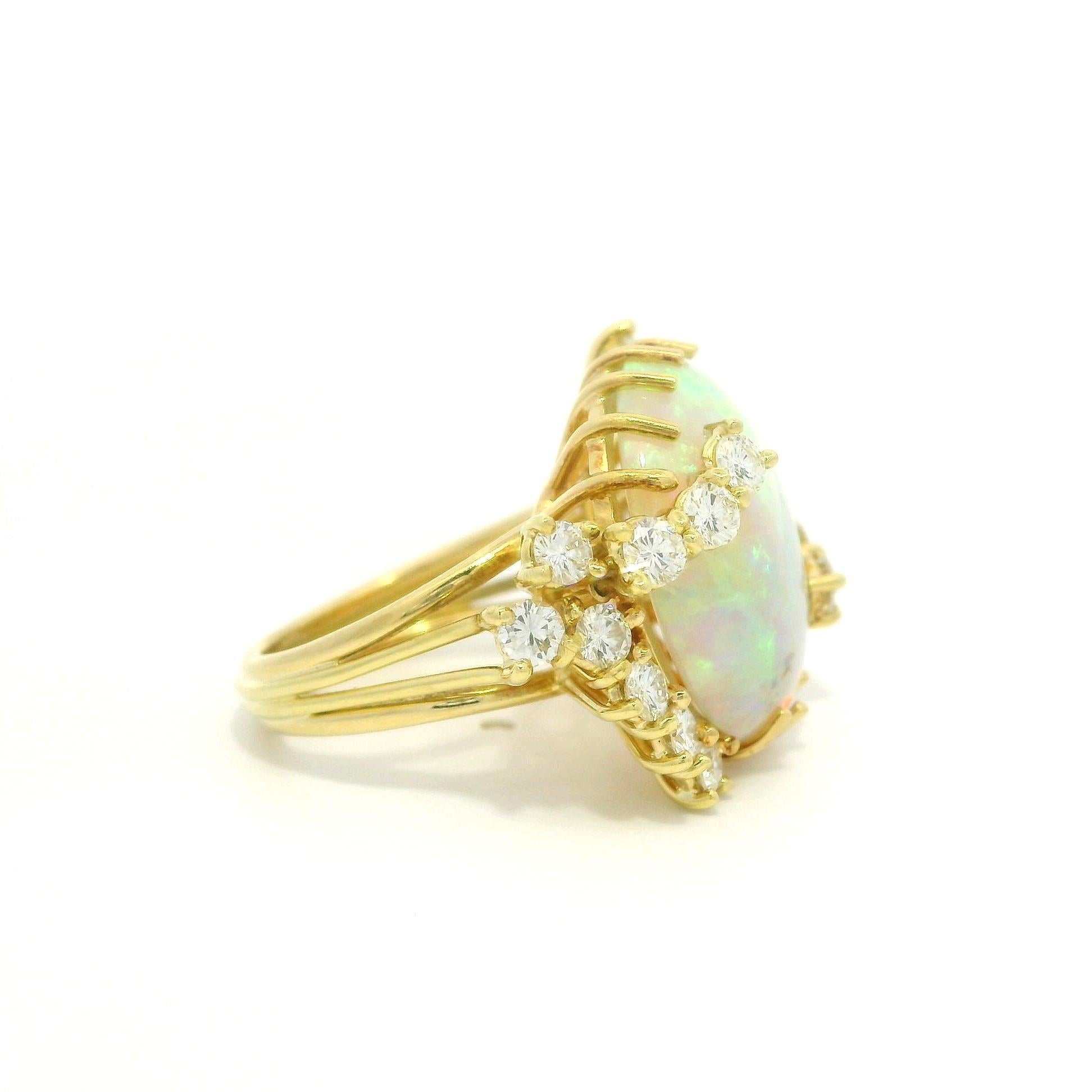 Bague en or jaune 18k 8.86ctw Fiery Bright Unique Opal w/ Diamond Prongs en vente 5