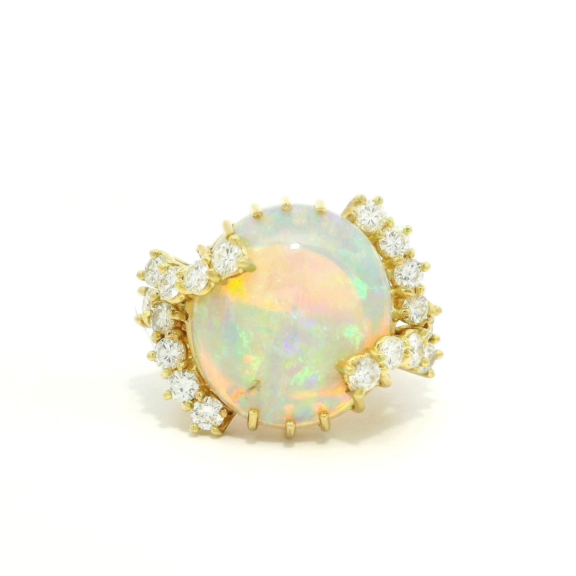 Bague en or jaune 18k 8.86ctw Fiery Bright Unique Opal w/ Diamond Prongs en vente 6