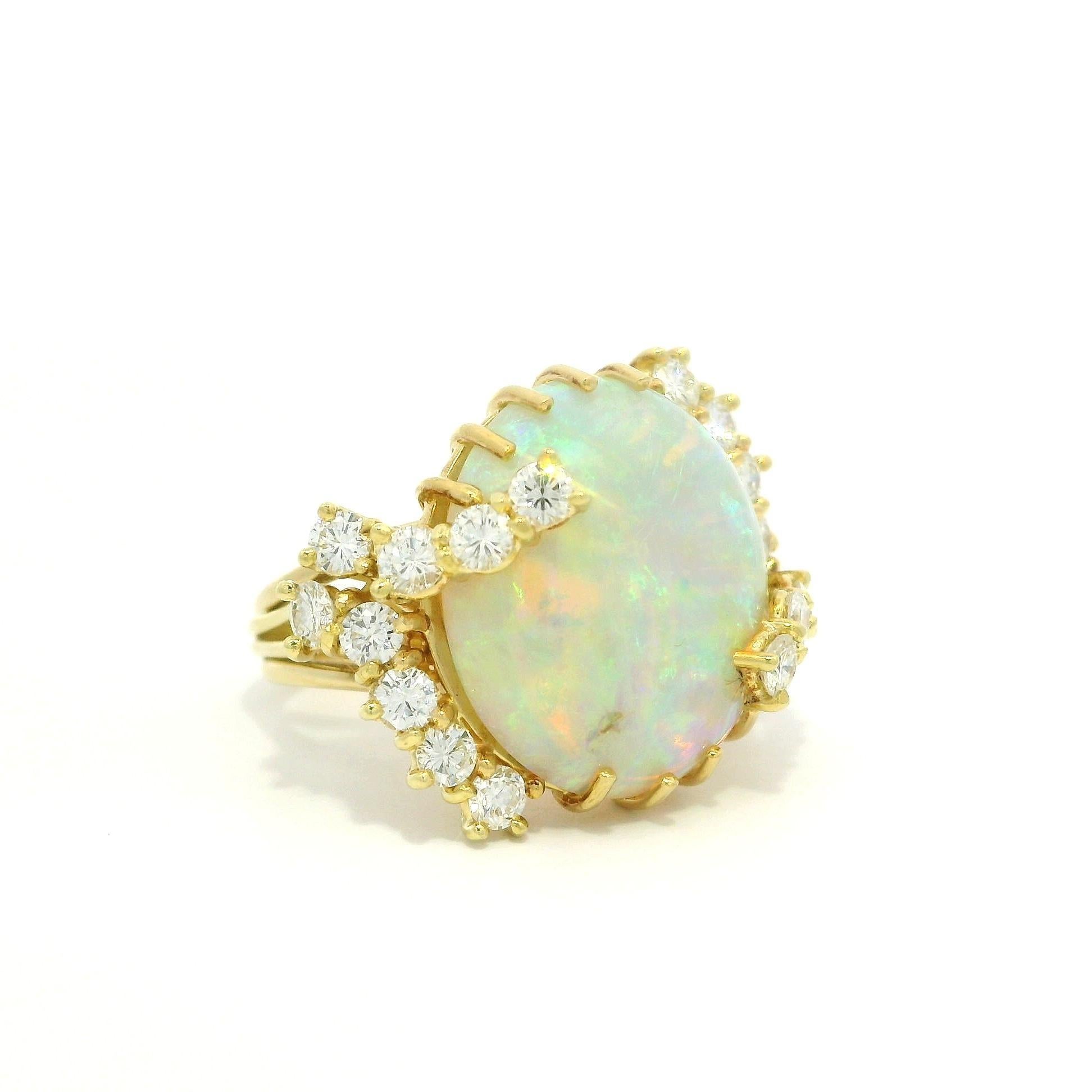 Bague en or jaune 18k 8.86ctw Fiery Bright Unique Opal w/ Diamond Prongs en vente 7