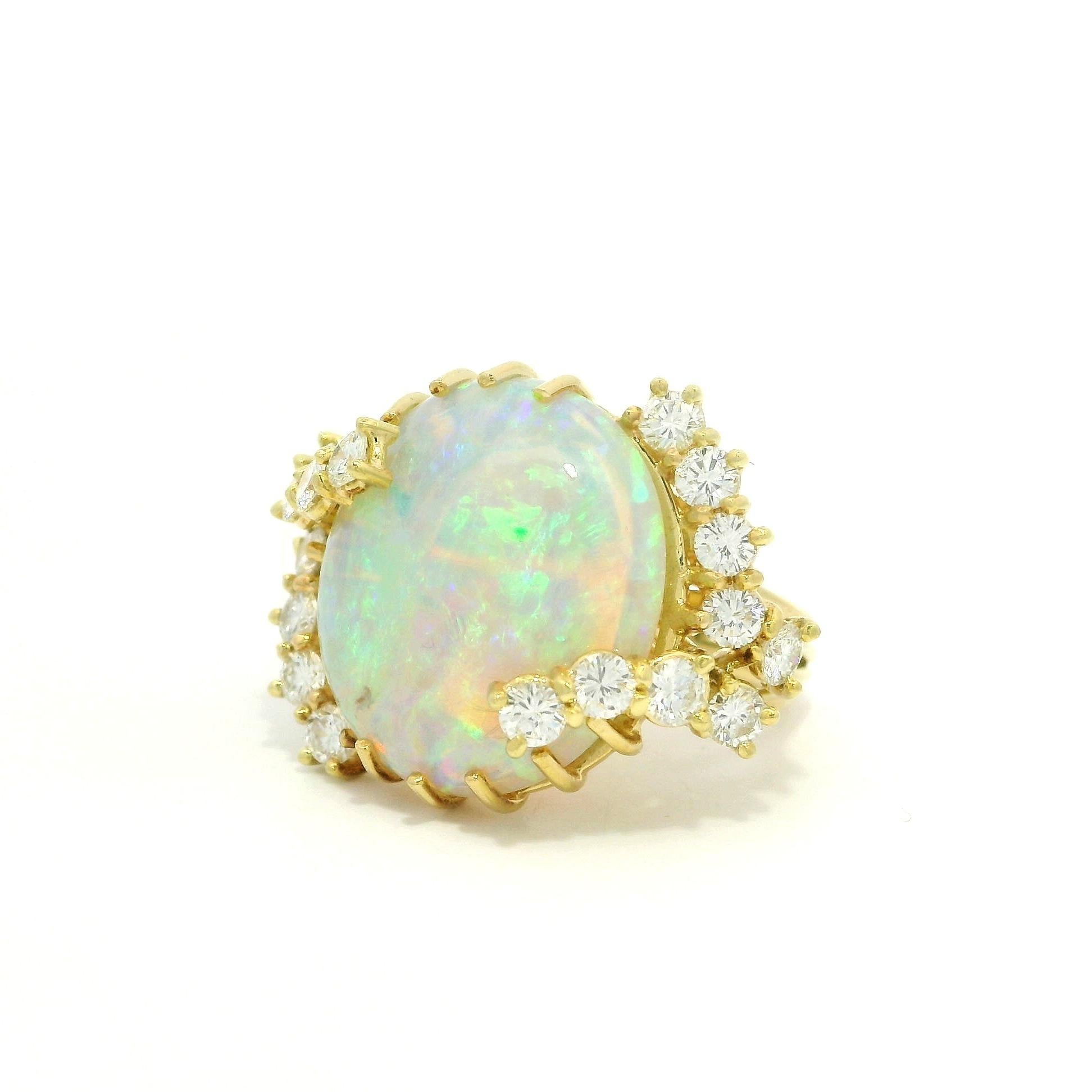 Bague en or jaune 18k 8.86ctw Fiery Bright Unique Opal w/ Diamond Prongs en vente 8