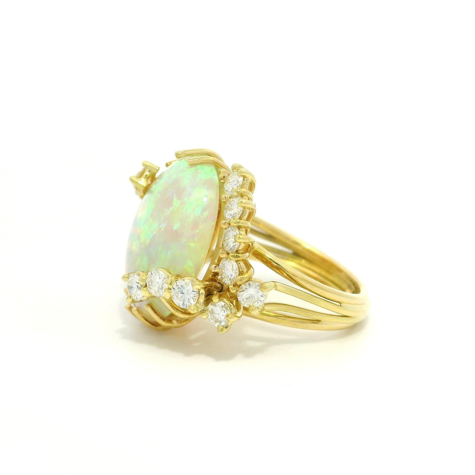 Bague en or jaune 18k 8.86ctw Fiery Bright Unique Opal w/ Diamond Prongs en vente 9