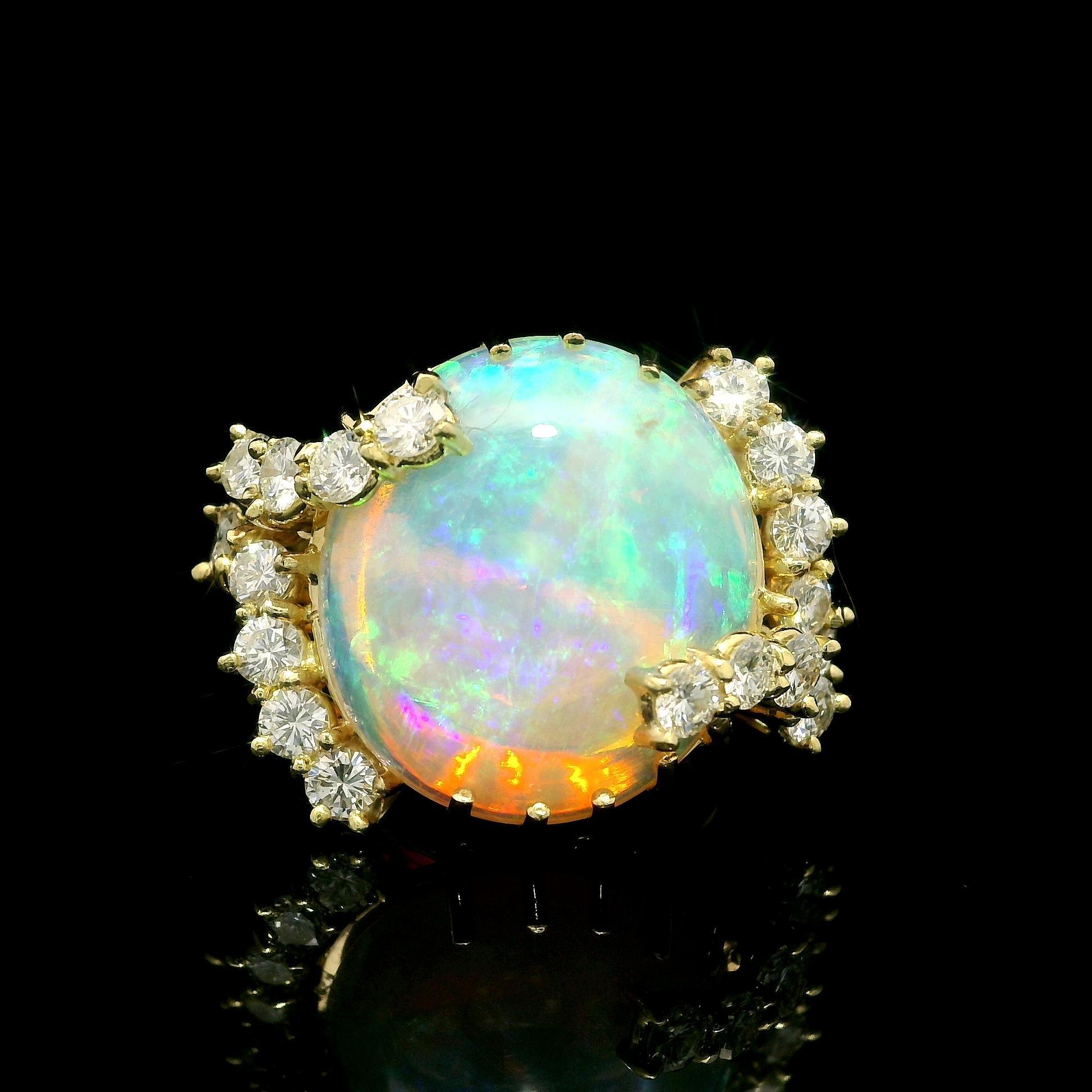 Bague en or jaune 18k 8.86ctw Fiery Bright Unique Opal w/ Diamond Prongs en vente 10