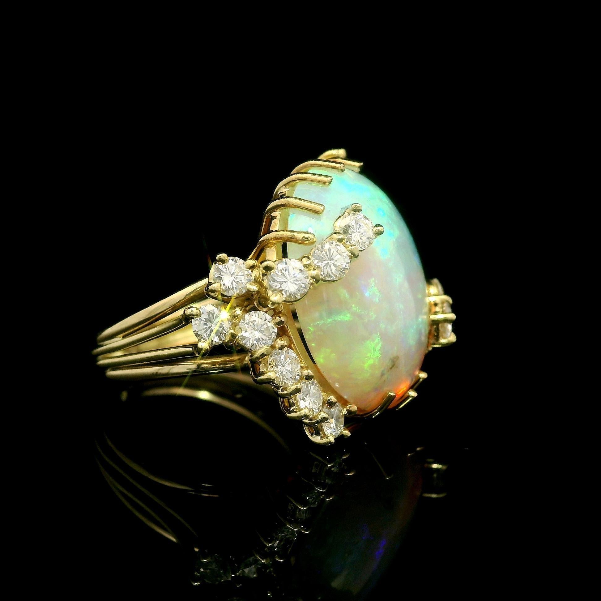 --Pierre(s) :...
(1) Opale de Feu Naturelle - Cabochon ovale de forme ronde - serti multi-broches - couleur blanche avec un joli jeu de couleurs - 16.7x15mm - 7.80ct (exact)
(18) Diamants naturels véritables - taille ronde brillante - sertis -