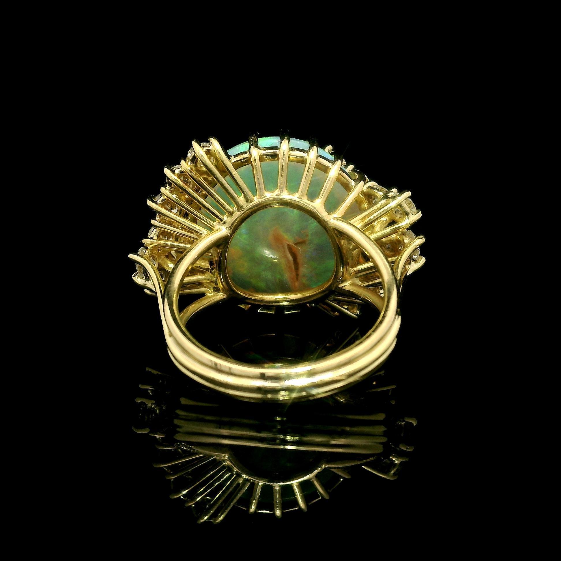 Taille cabochon Bague en or jaune 18k 8.86ctw Fiery Bright Unique Opal w/ Diamond Prongs en vente