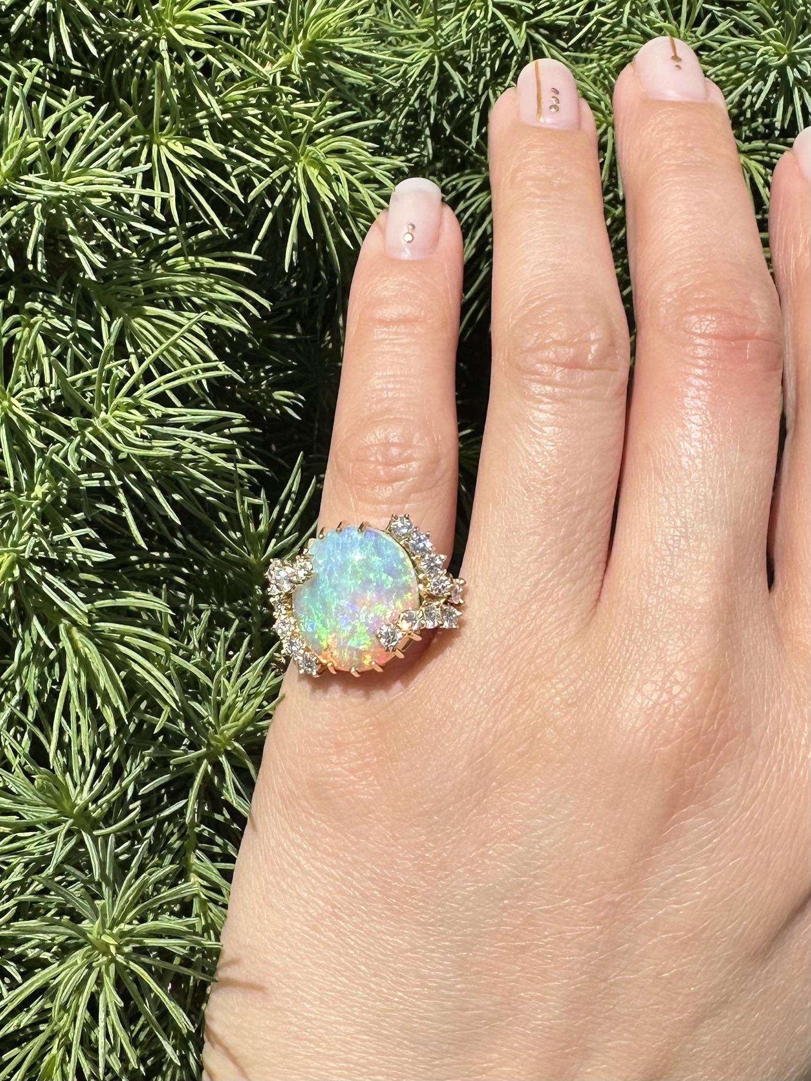 Bague en or jaune 18k 8.86ctw Fiery Bright Unique Opal w/ Diamond Prongs Excellent état - En vente à Montclair, NJ