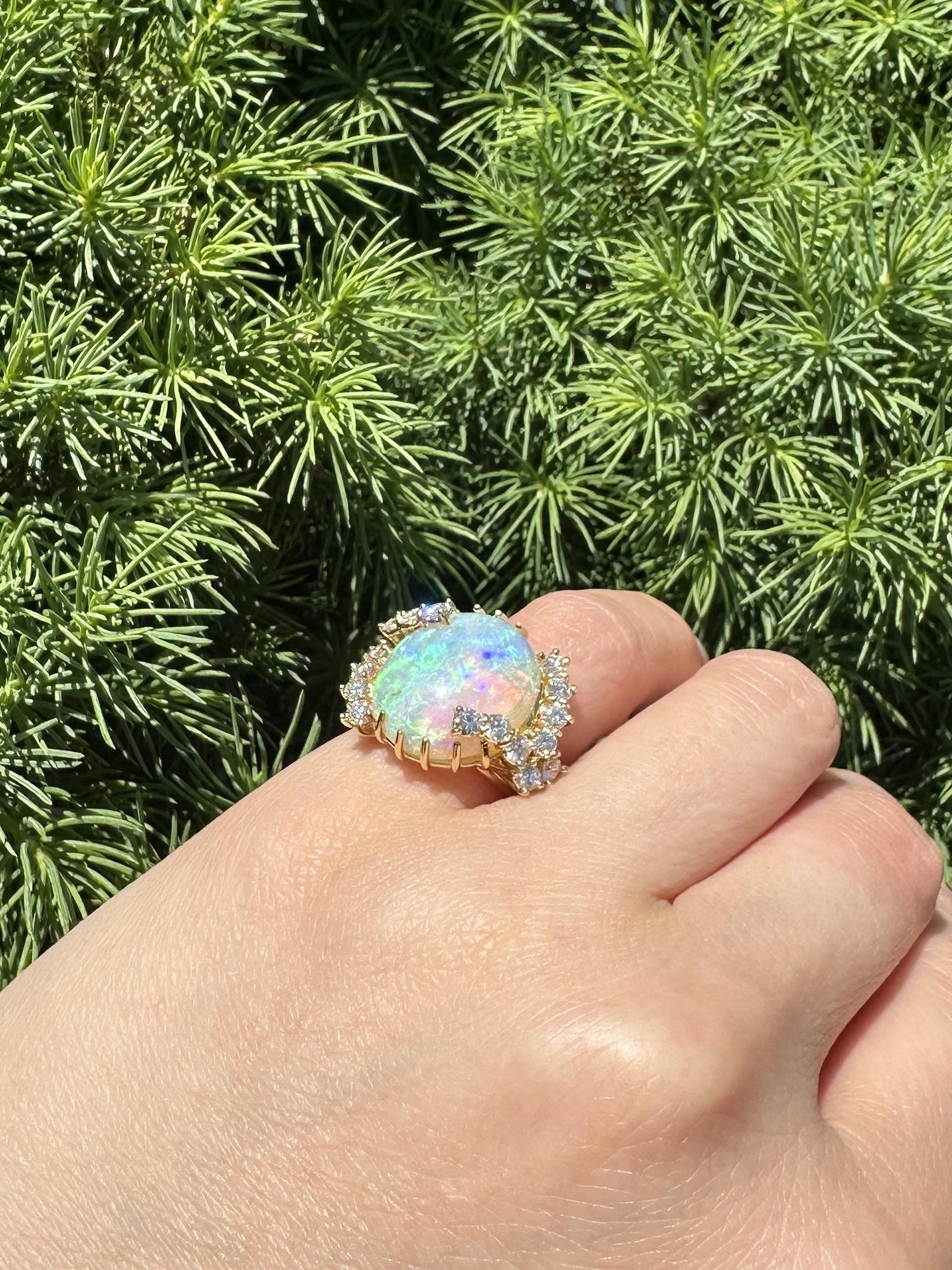 Bague en or jaune 18k 8.86ctw Fiery Bright Unique Opal w/ Diamond Prongs Pour femmes en vente