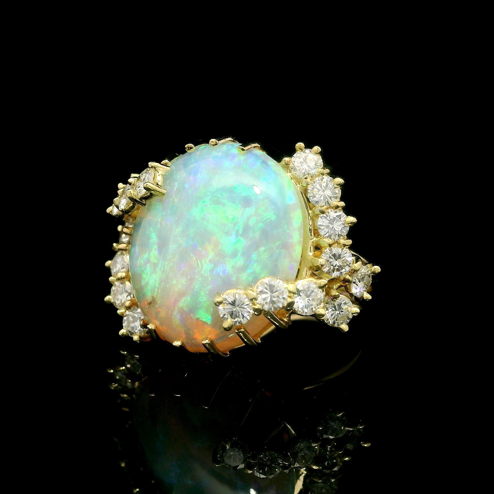Bague en or jaune 18k 8.86ctw Fiery Bright Unique Opal w/ Diamond Prongs en vente 1