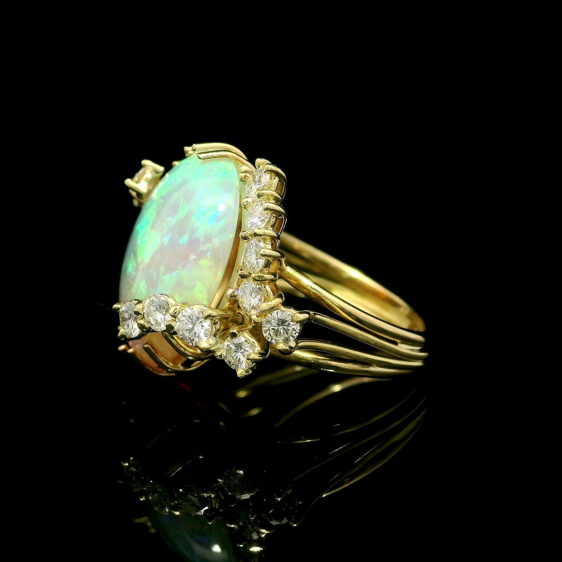 Bague en or jaune 18k 8.86ctw Fiery Bright Unique Opal w/ Diamond Prongs en vente 2