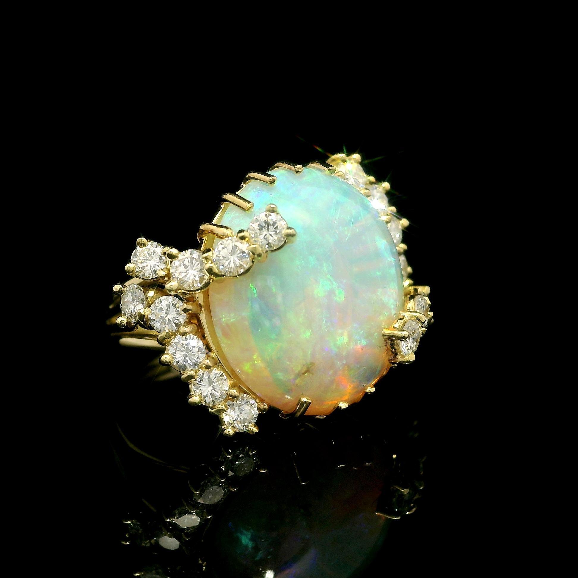 Bague en or jaune 18k 8.86ctw Fiery Bright Unique Opal w/ Diamond Prongs en vente 3