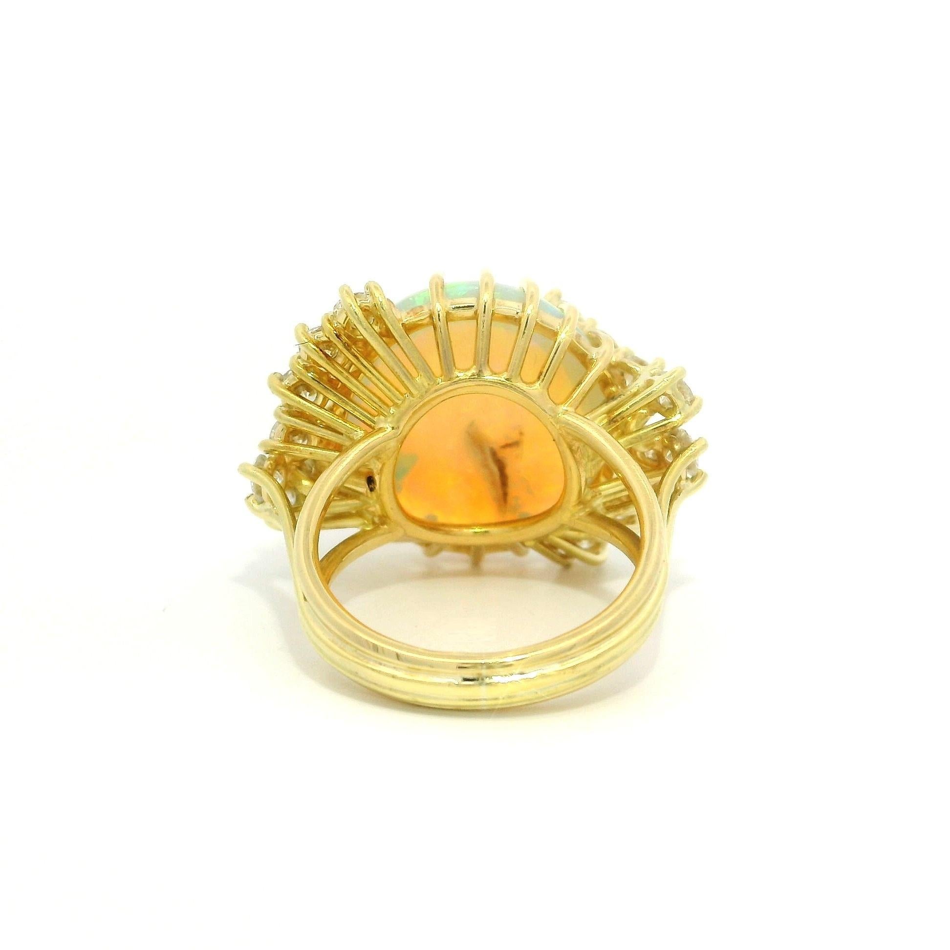Bague en or jaune 18k 8.86ctw Fiery Bright Unique Opal w/ Diamond Prongs en vente 4