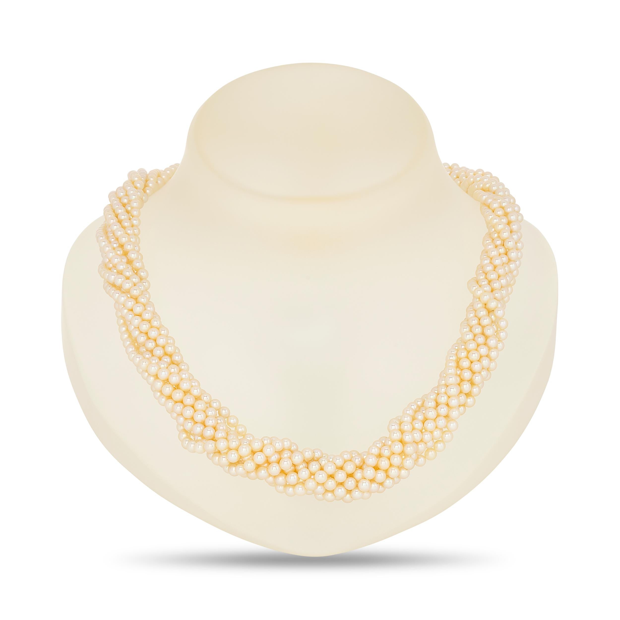 Este sofisticado collar presenta nueve hilos de perlas que se enroscan con gracia, asegurados por un elegante cierre de oro amarillo de 18 quilates adornado con diamantes.

Las perlas miden aproximadamente entre 3,9 y 4,5 mm. Hay alrededor de 1,00