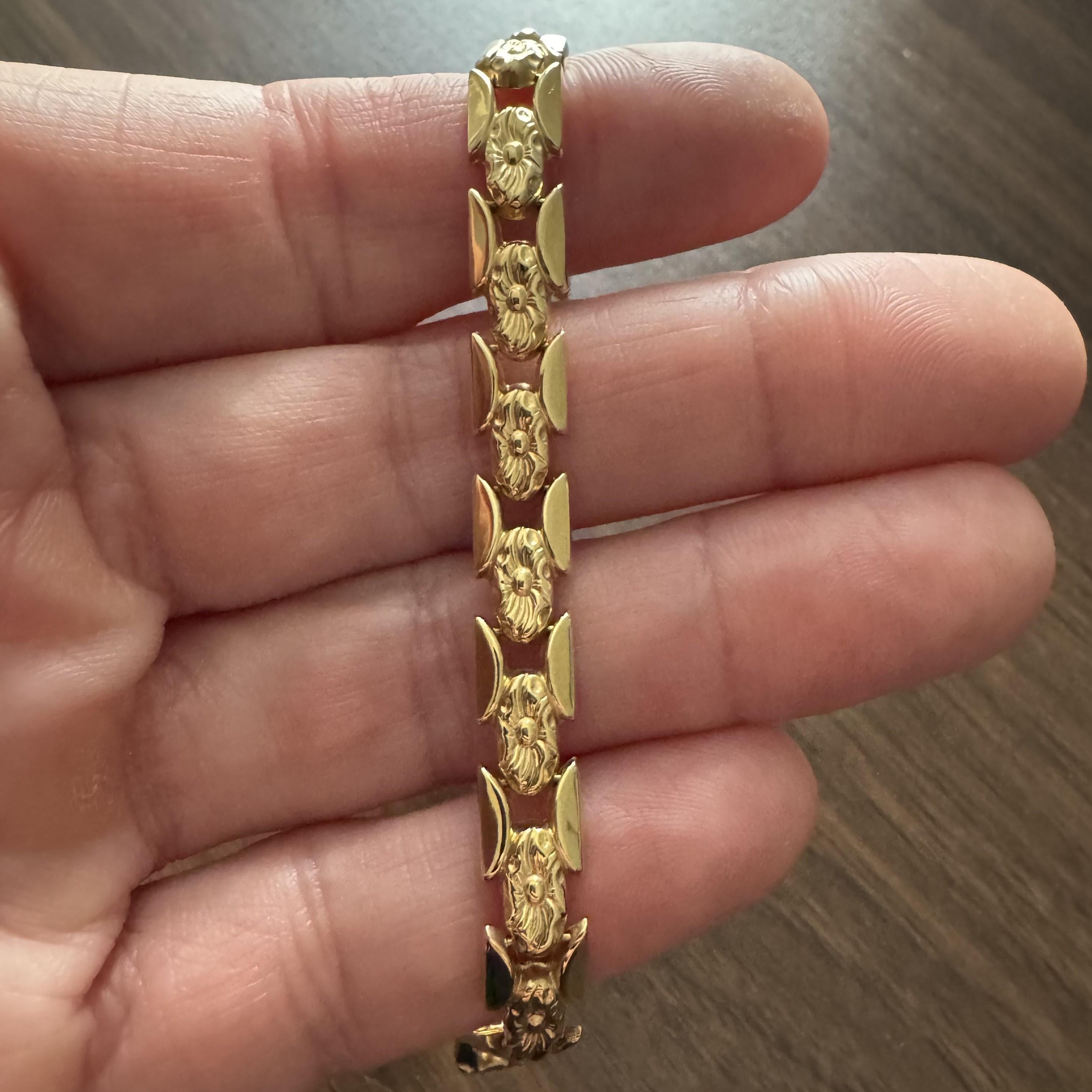 Condition:  Excellent Condition, Professionally Cleaned and Polished
Metal:  18k Gold (Marked, and Professionally Tested)
Weight:  9.2g
Length:  7 Inches
Width:  8mm
Closure:  Box Tab Insert with Safety Latch
Markings:  