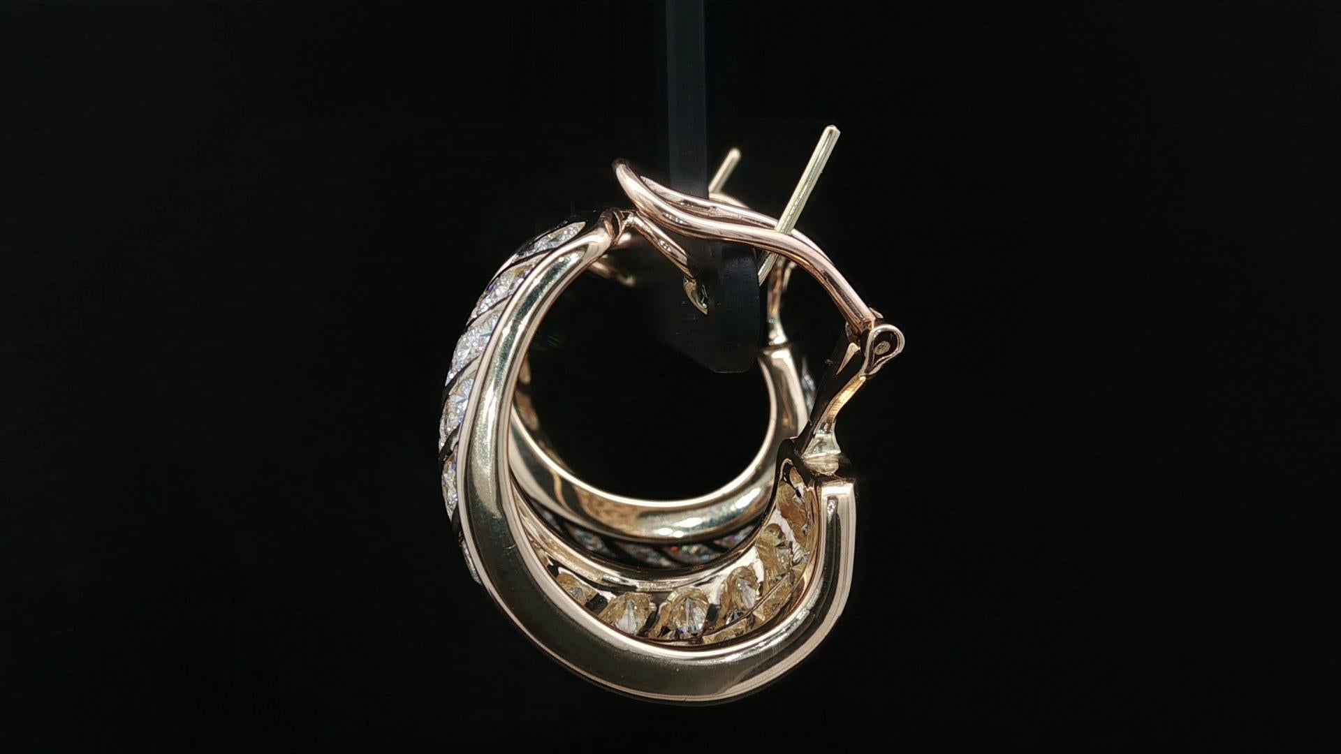 Orecchini con bracciale largo in oro giallo 18k con diamante a canale rotondo da 9,50ctw In condizioni ottime in vendita a Montclair, NJ