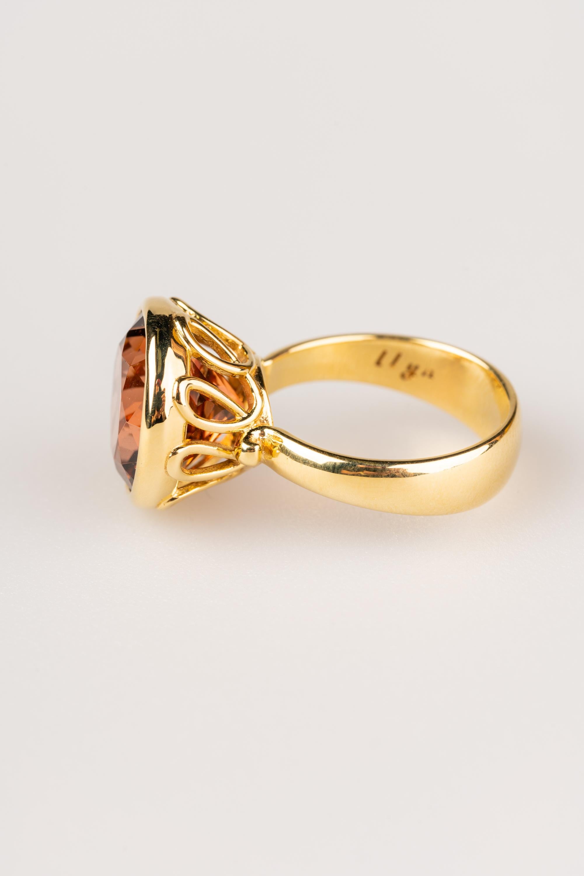 Contemporary 18 Karat Yellow Gold 9.74 Carat Pink and Orange Tourmaline Ring