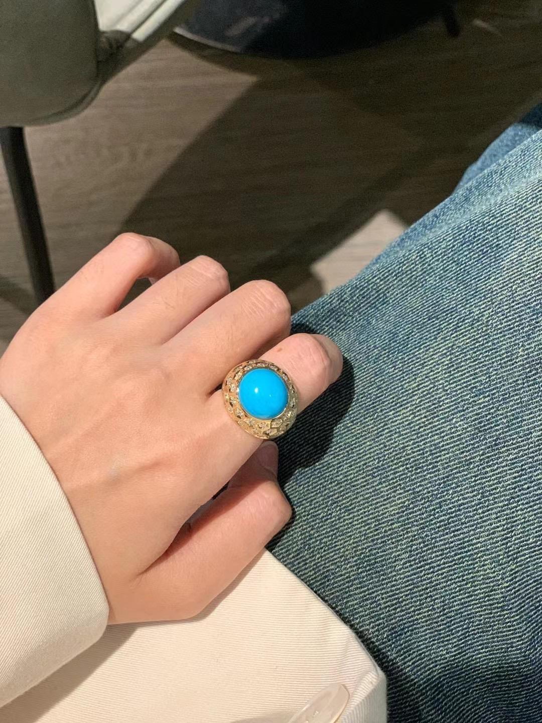 Modern 18K Yellow Gold 9.75 CT Raw American Turquoise Cocktail Ring with Diamonds For Sale