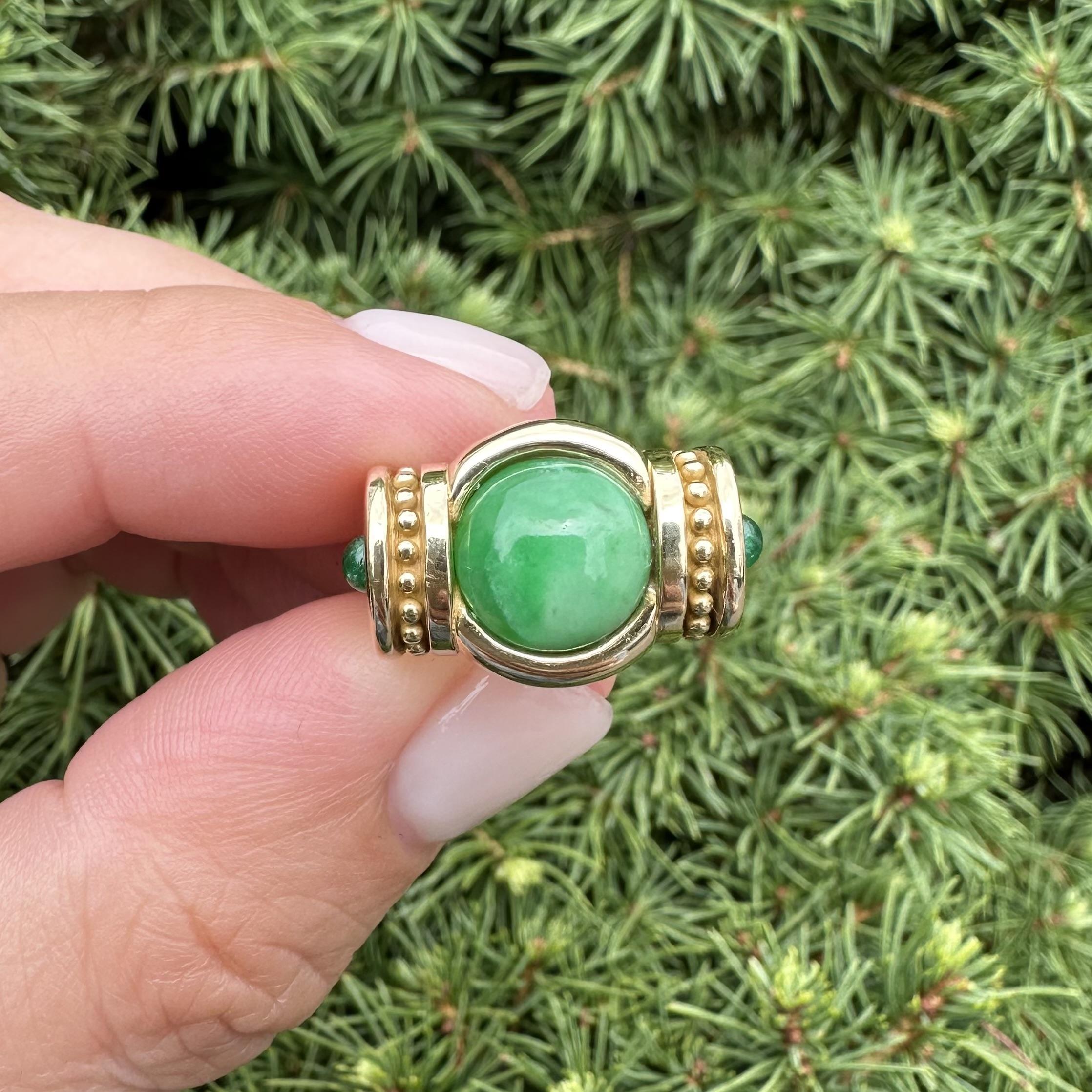 18k Gelbgold 9,7mm Runde Cabochon Cut Lünette Set Jade & Smaragd Band Ring im Angebot 10