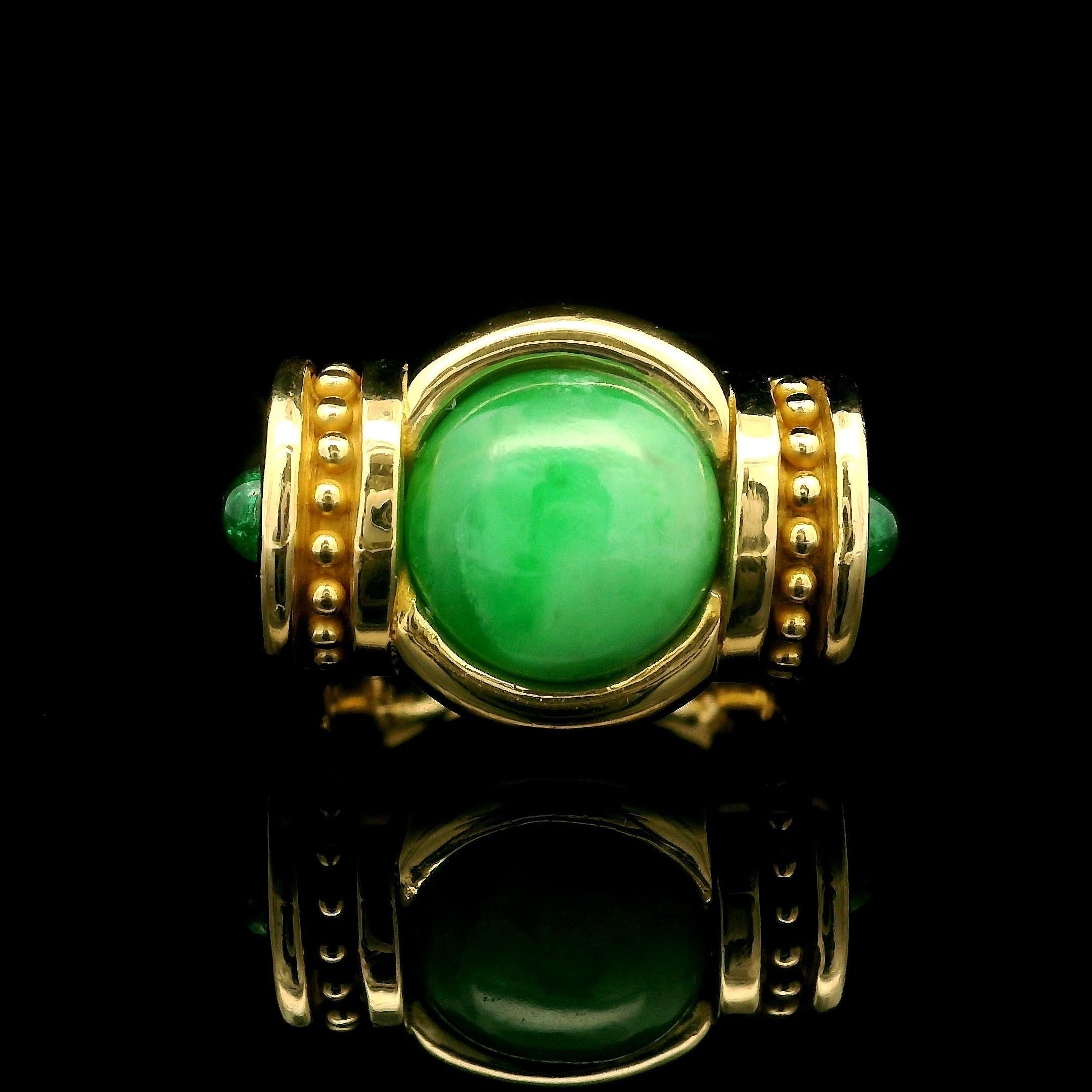 --Stein(e):--
(1) Natürliche echte Jade - runder Cabochon-Schliff - Lünettenfassung - schöne grüne Farbe - 9,7 mm (ca.)
(2) Natürliche echte Smaragde - runder Cabochon-Schliff - brüniert - lebendige grüne Farbe - je 3 mm (ca.)

MATERIAL: 18k Massiv