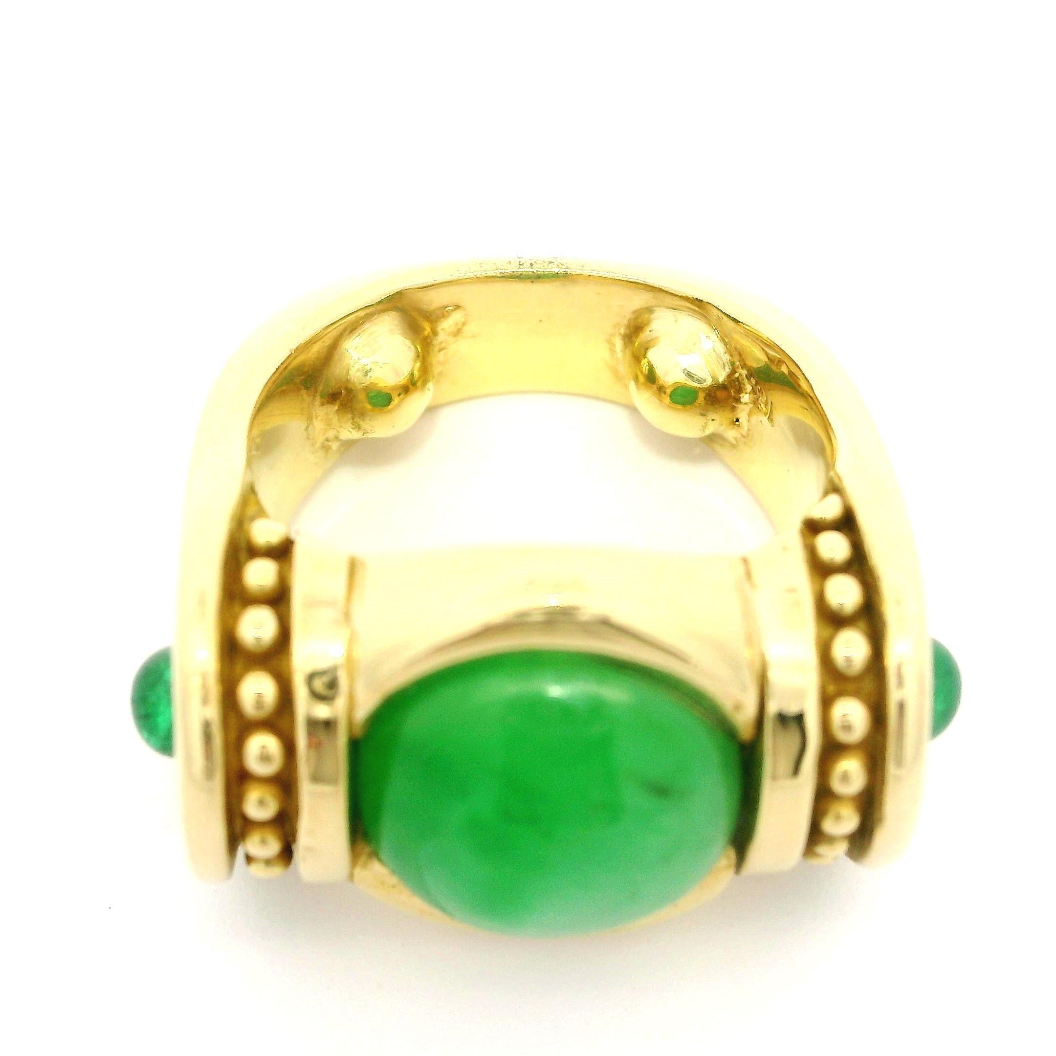 18k Gelbgold 9,7mm Runde Cabochon Cut Lünette Set Jade & Smaragd Band Ring im Angebot 1