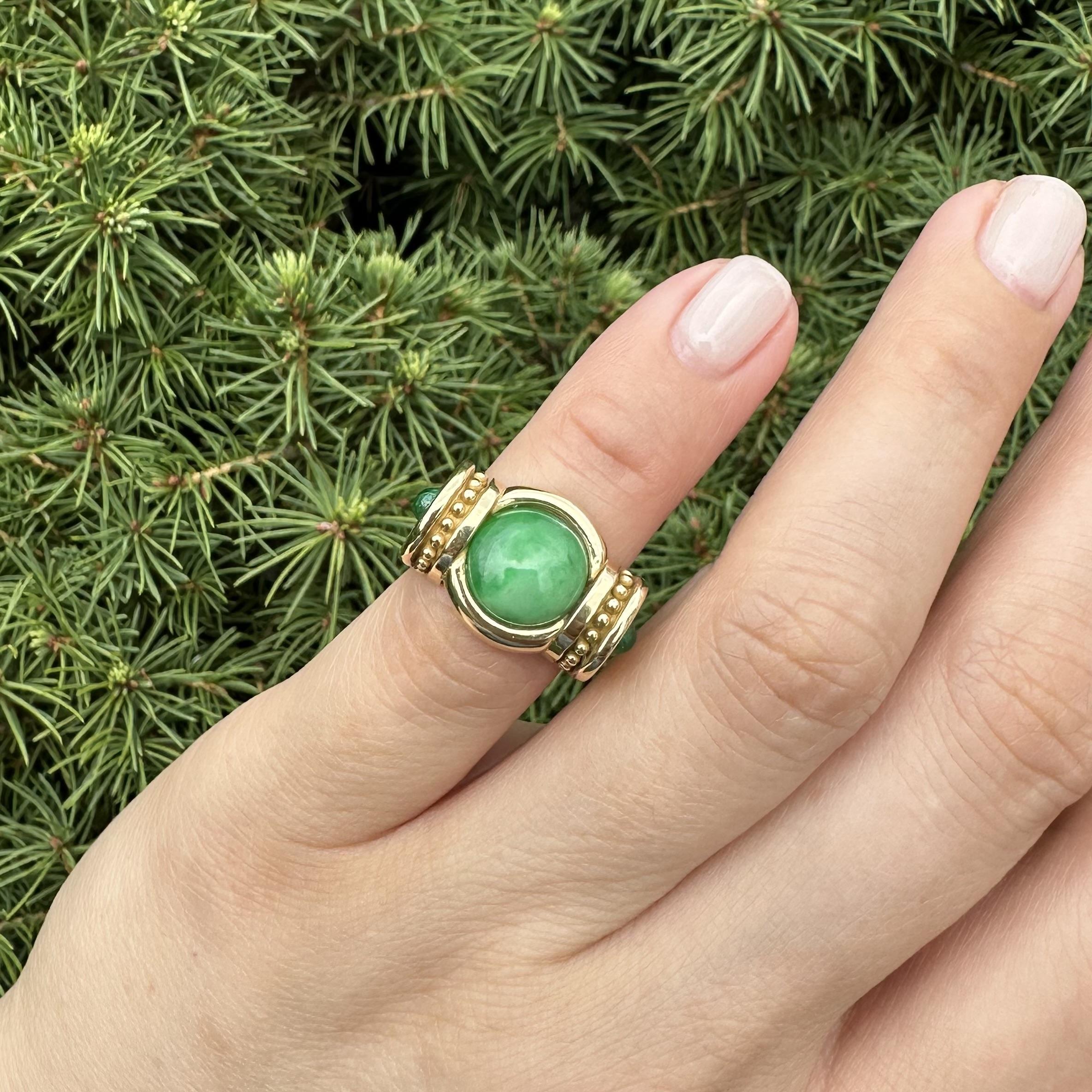 18k Gelbgold 9,7mm Runde Cabochon Cut Lünette Set Jade & Smaragd Band Ring im Angebot 4