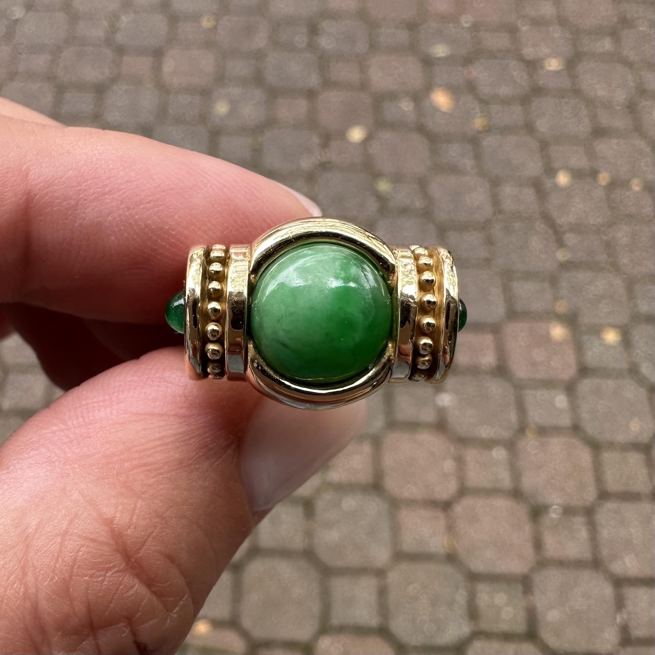 18k Gelbgold 9,7mm Runde Cabochon Cut Lünette Set Jade & Smaragd Band Ring im Angebot 5