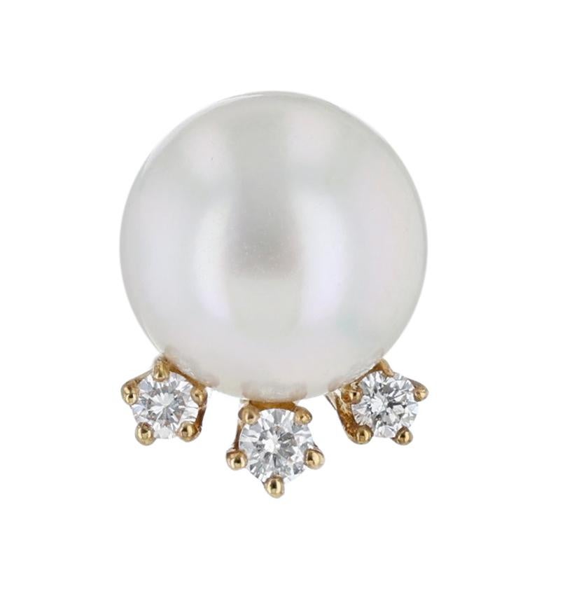 Ces boucles d'oreilles sont fabriquées en or jaune 18 carats et présentent deux perles de culture de 9 millimètres avec 6 diamants ronds d'un poids total de 0,21 carat. Post Backing.


