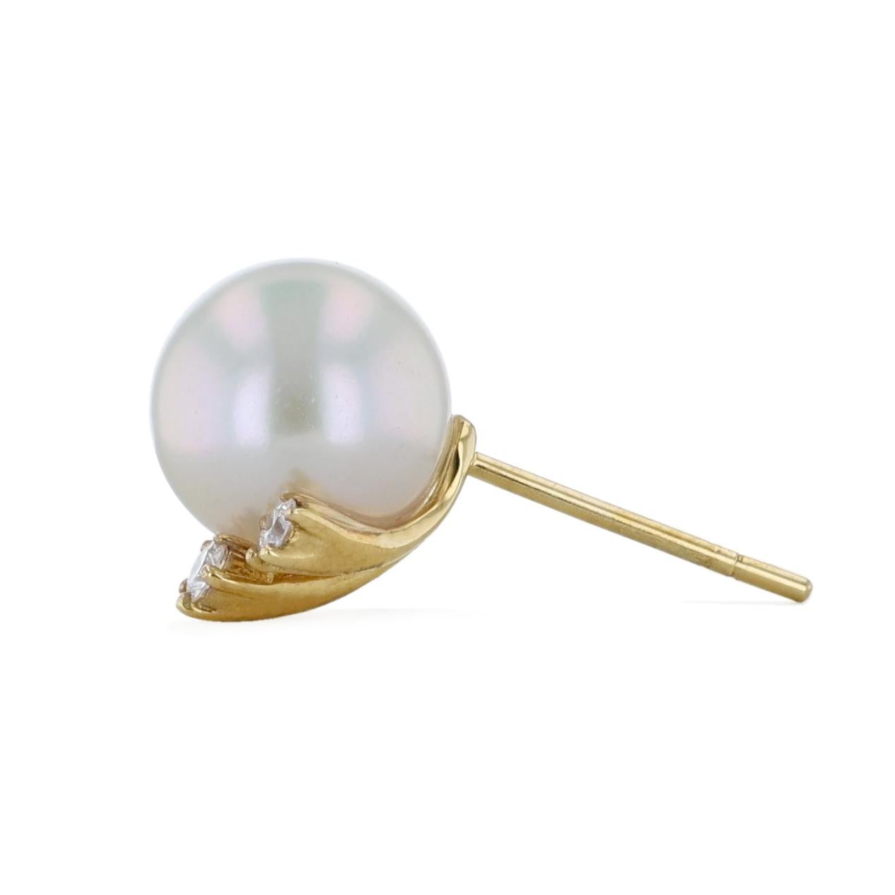 Contemporain Clous d'oreilles en or jaune 18 carats avec triple perle de culture de 9 mm et diamants en vente