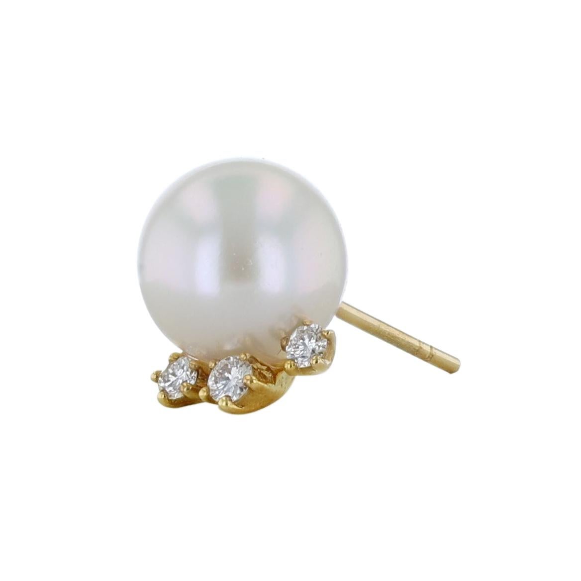 Taille ronde Clous d'oreilles en or jaune 18 carats avec triple perle de culture de 9 mm et diamants en vente