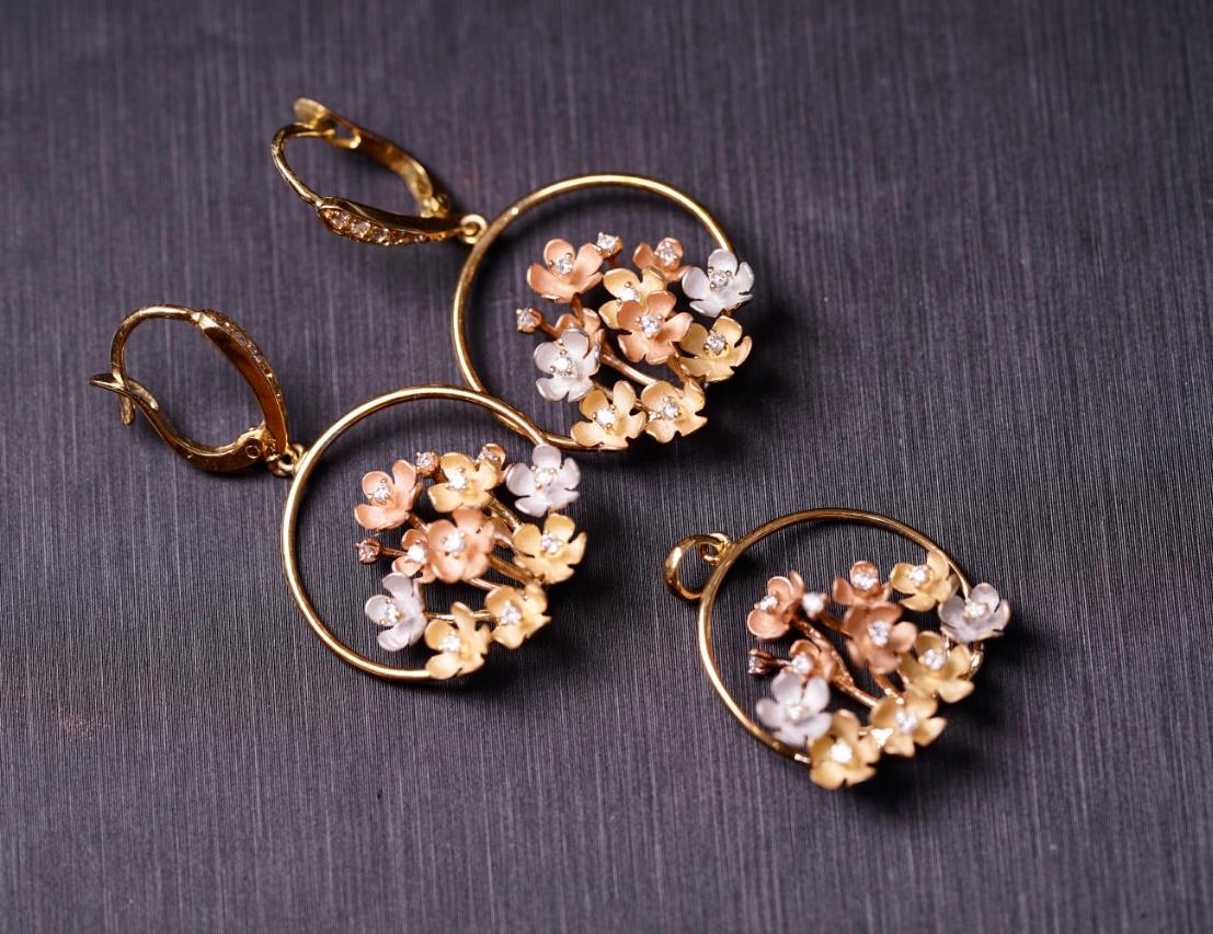 18K Yellow Gold A Profusion of Flowers Earrings with Diamonds

24 Diamonds - 0.328 CT
18K Gold - 6.11 GM

Highly customizable.
Colored with special gold powder.
Jewelry Designer brand from Hong Kong.
