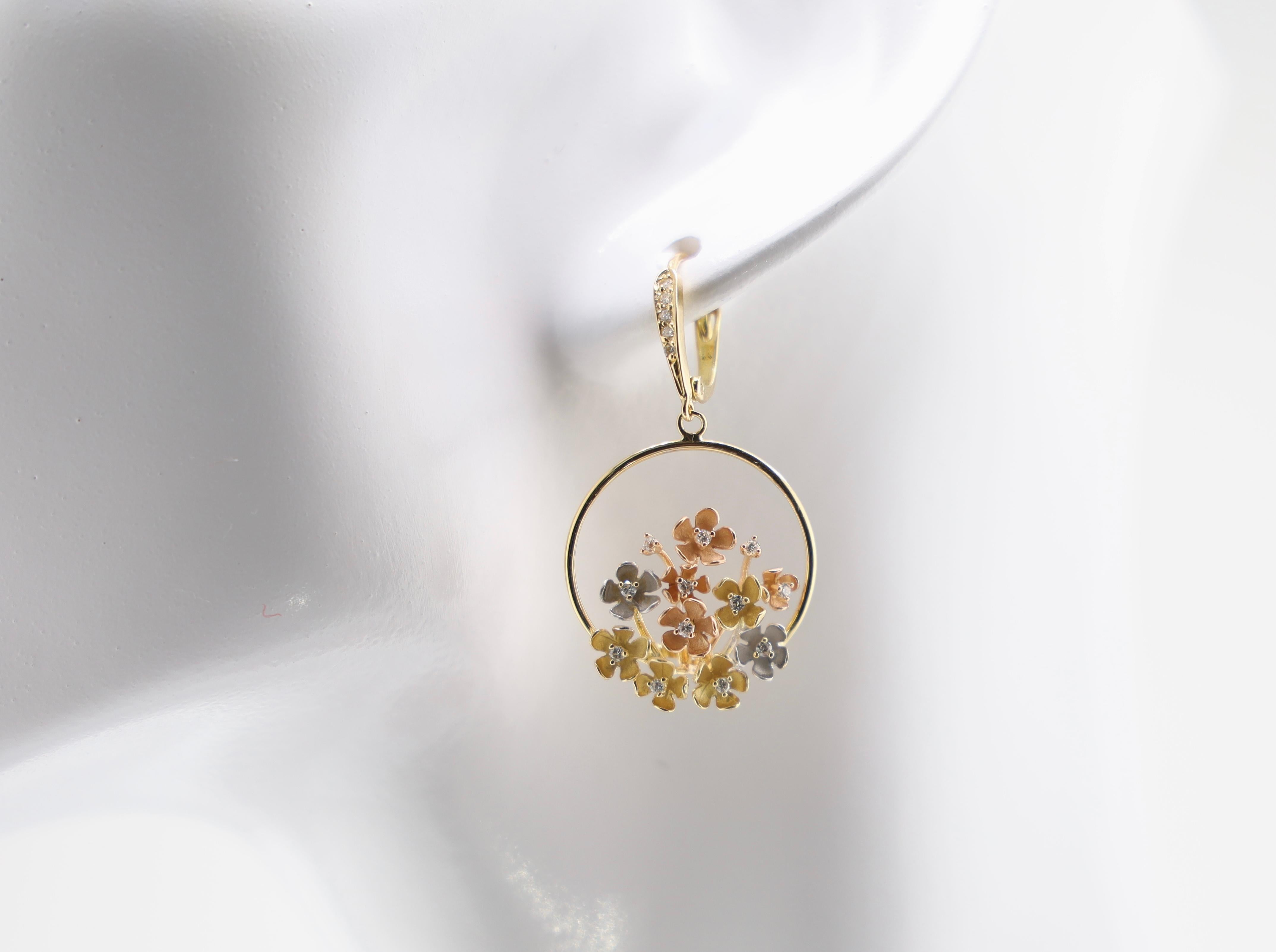 Round Cut 18K Yellow Gold A Profusion of Flowers Earrings with Diamonds For Sale