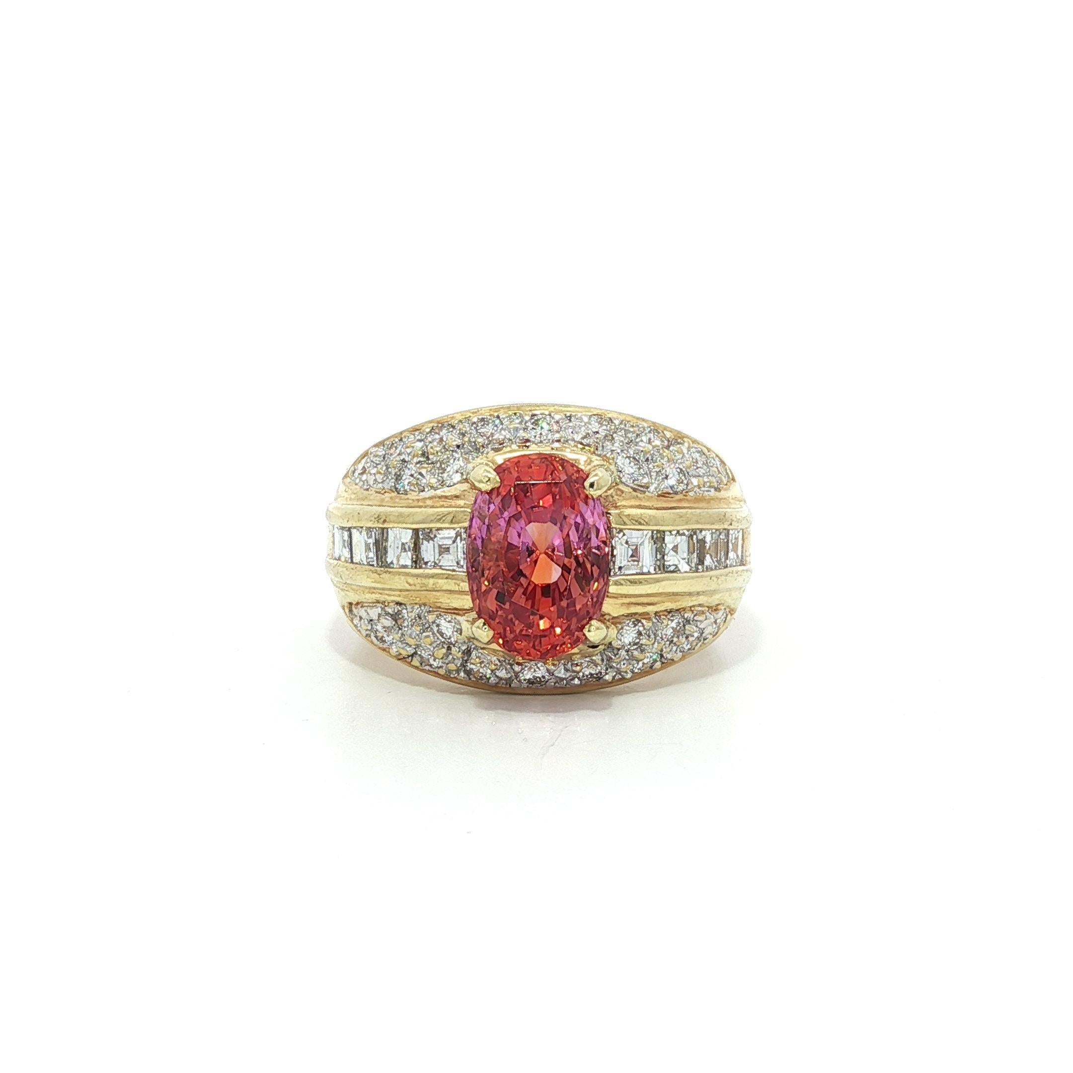 Taille ovale Bague en or jaune 18k AGL 3.56ctw Fancy Pink Orange Ceylon Sapphire Diamond en vente
