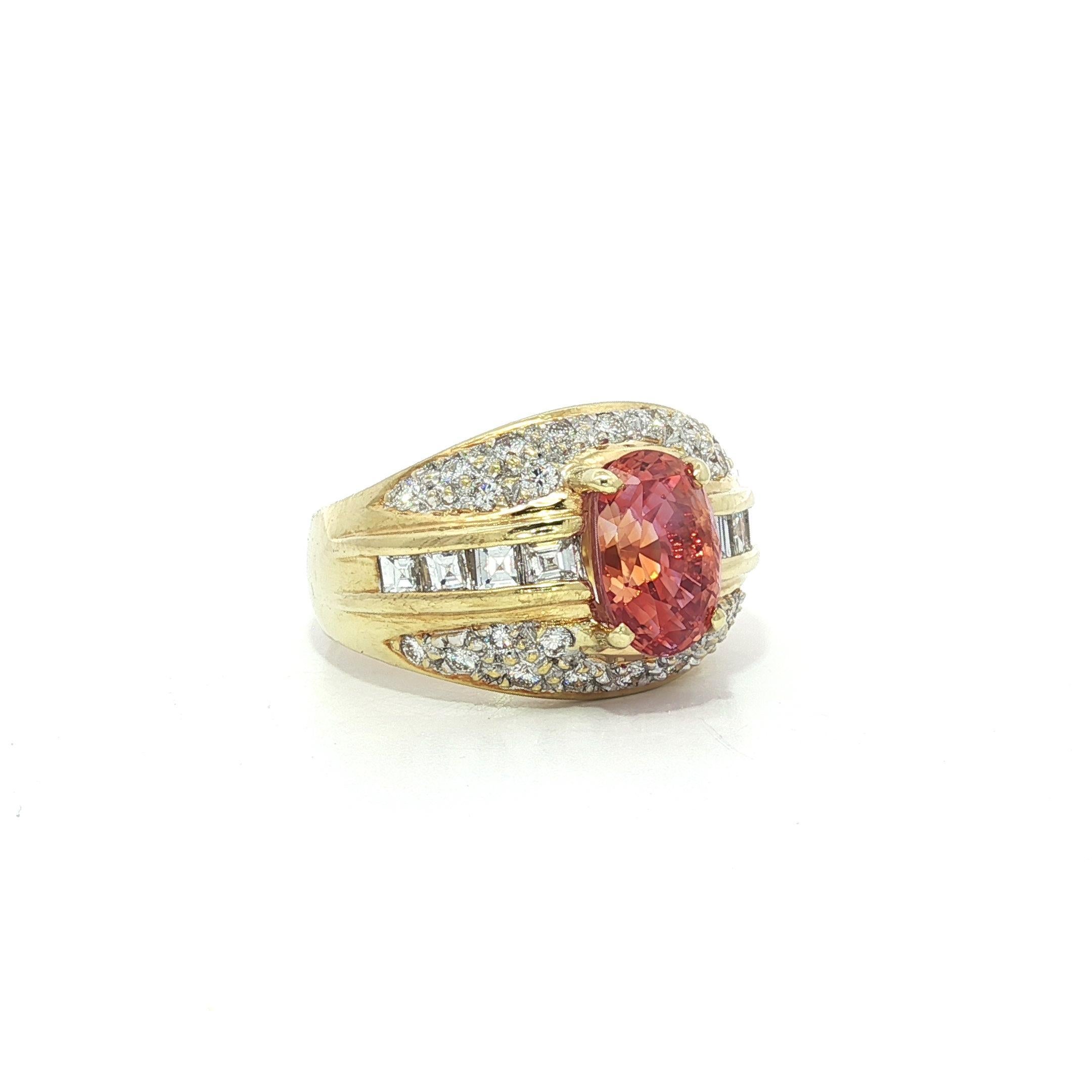 Anello in oro giallo 18 carati AGL con zaffiro di Ceylon rosa arancio da 3,56 ct. In condizioni ottime in vendita a Montclair, NJ