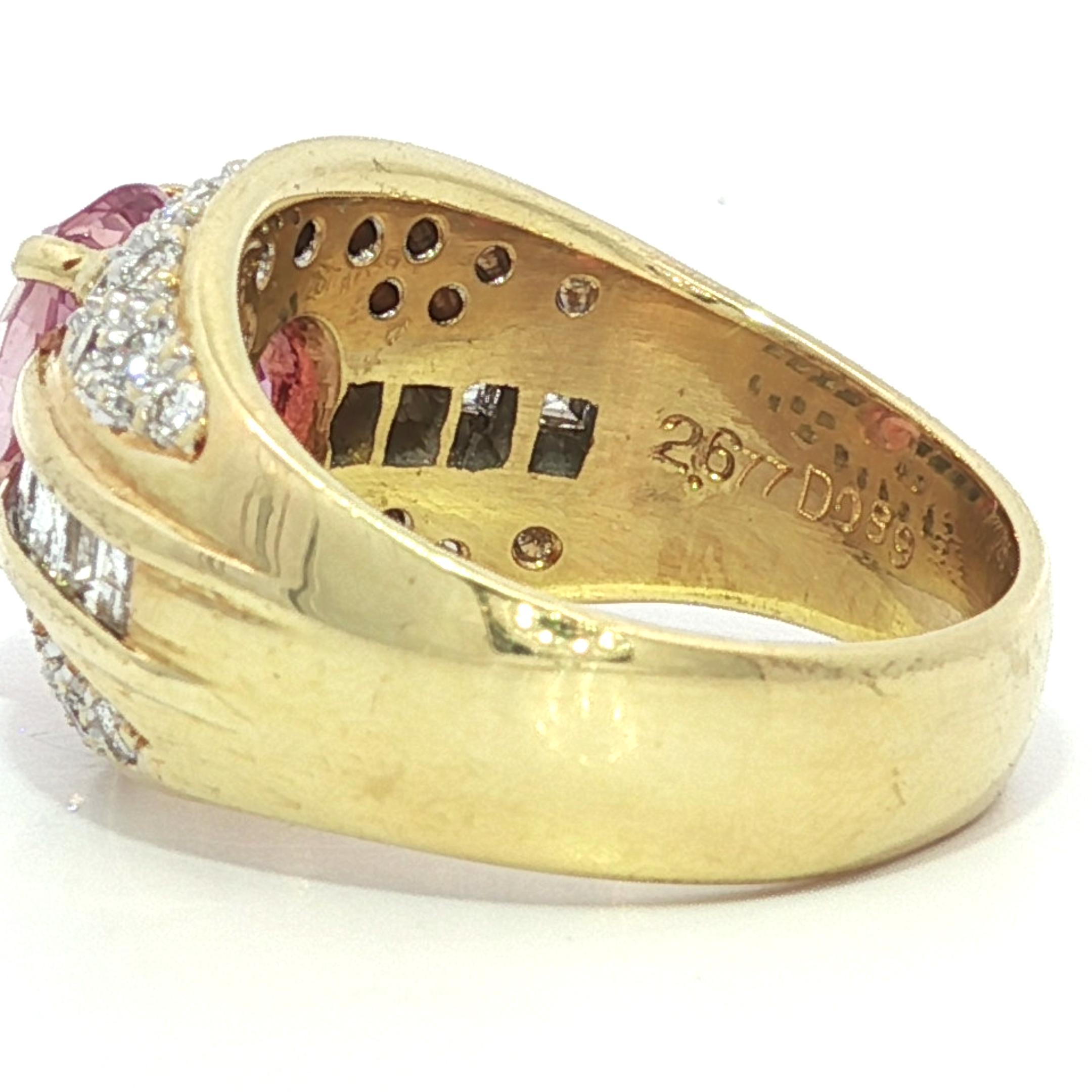 Anello in oro giallo 18 carati AGL con zaffiro di Ceylon rosa arancio da 3,56 ct. in vendita 4