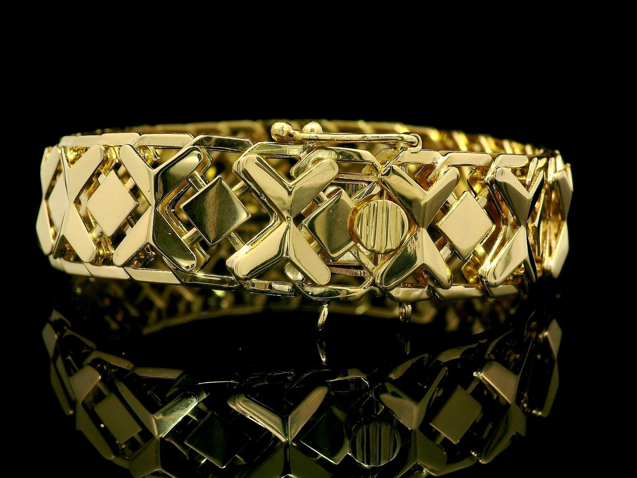 Material: Solid 18k Yellow Gold
Weight: 42.48 Grams
Length: 7.25