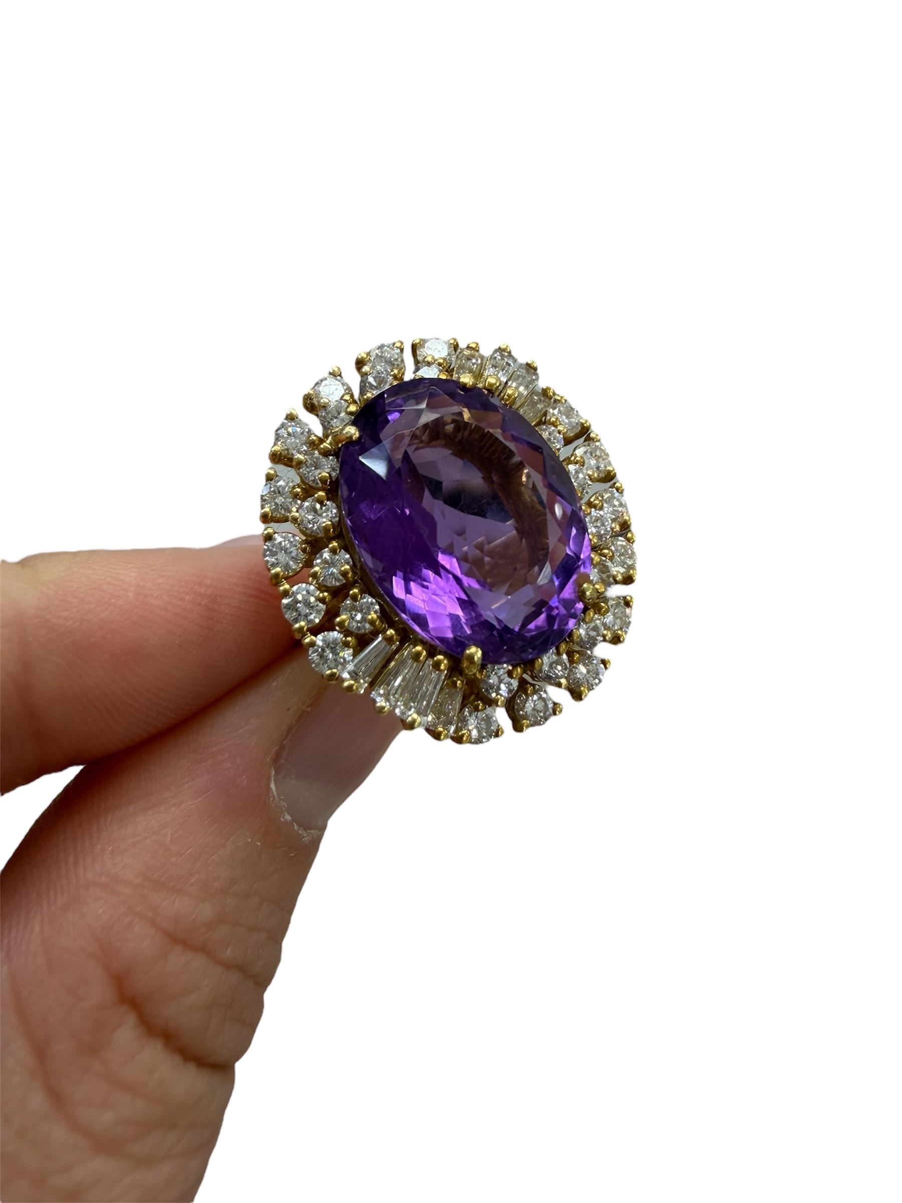 This absolutely stunning ring, boasts a gorgeous 10.00 carat amethyst and measures 17.20 x 13.00 x 7.85 mm. Surrounded by top quality round brilliant cut and tapered baguette cut diamonds weighing approximately 1.70 carats total. Dieser Ring aus 18