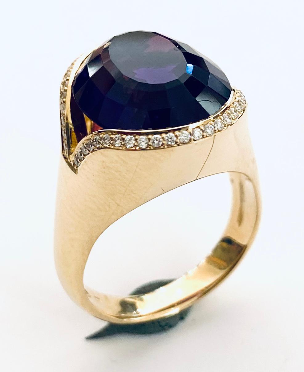 - One 18K. Yeloow Gold Ring.  Hand madew ring with a beautifull amathist  
- 1 center Stone: Natural Quartz: Amethist 10.60 ct (Extra Fine Color Quality)
- 50 Side Stones; Natural Diamond, Round Brilliant = 0.23 ct. VVS/VSI/Top Wesselton
- Germany