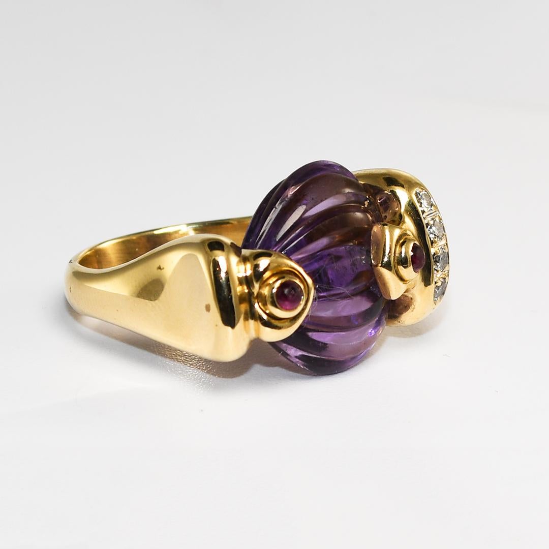Bague en or jaune 18k, améthyste et diamant. 
Estampillé 18k et pèse 12,9 grammes en poids brut.
L'améthyste peut être cultivée en laboratoire, elle présente des surfaces gravées.
Il y a des diamants ronds de taille brillant sur les côtés, .10