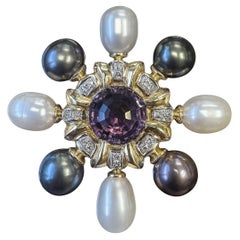 Broche en or jaune 18K avec améthyste, perle et diamant
