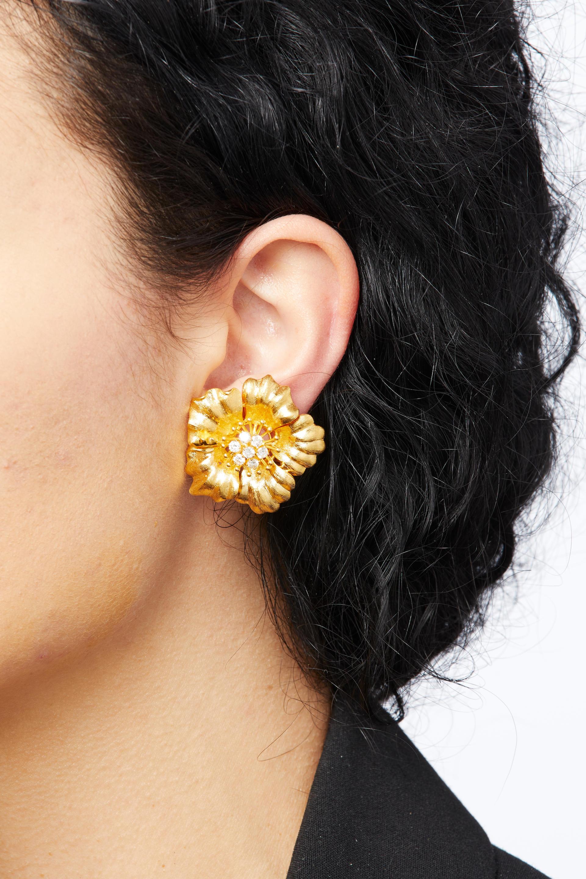 Round Cut 18k Yellow Gold and 0.95 Carat Diamond Flower Earrings For Sale