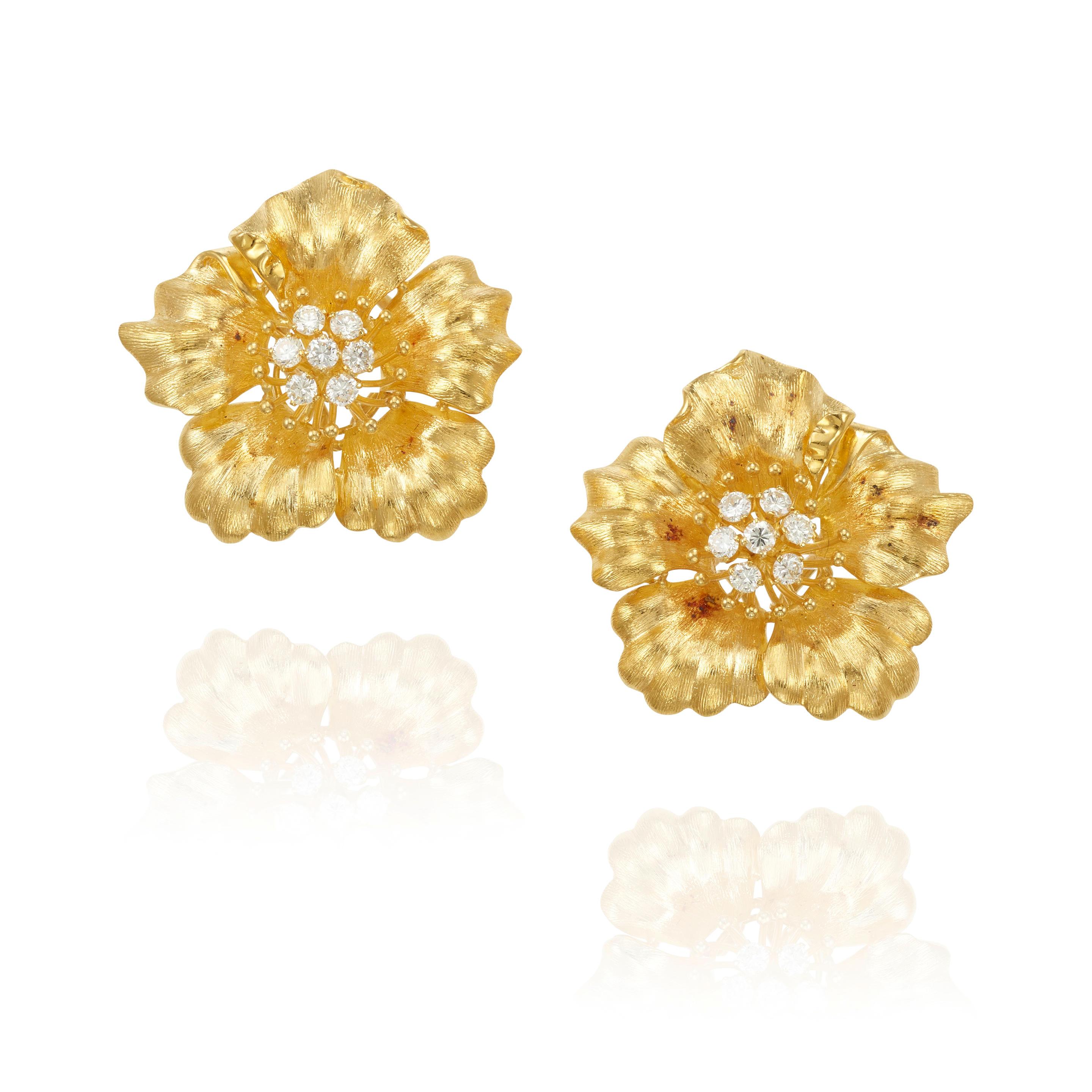 18k Yellow Gold and 0.95 Carat Diamond Flower Earrings In Good Condition For Sale In Sherman Oaks, CA