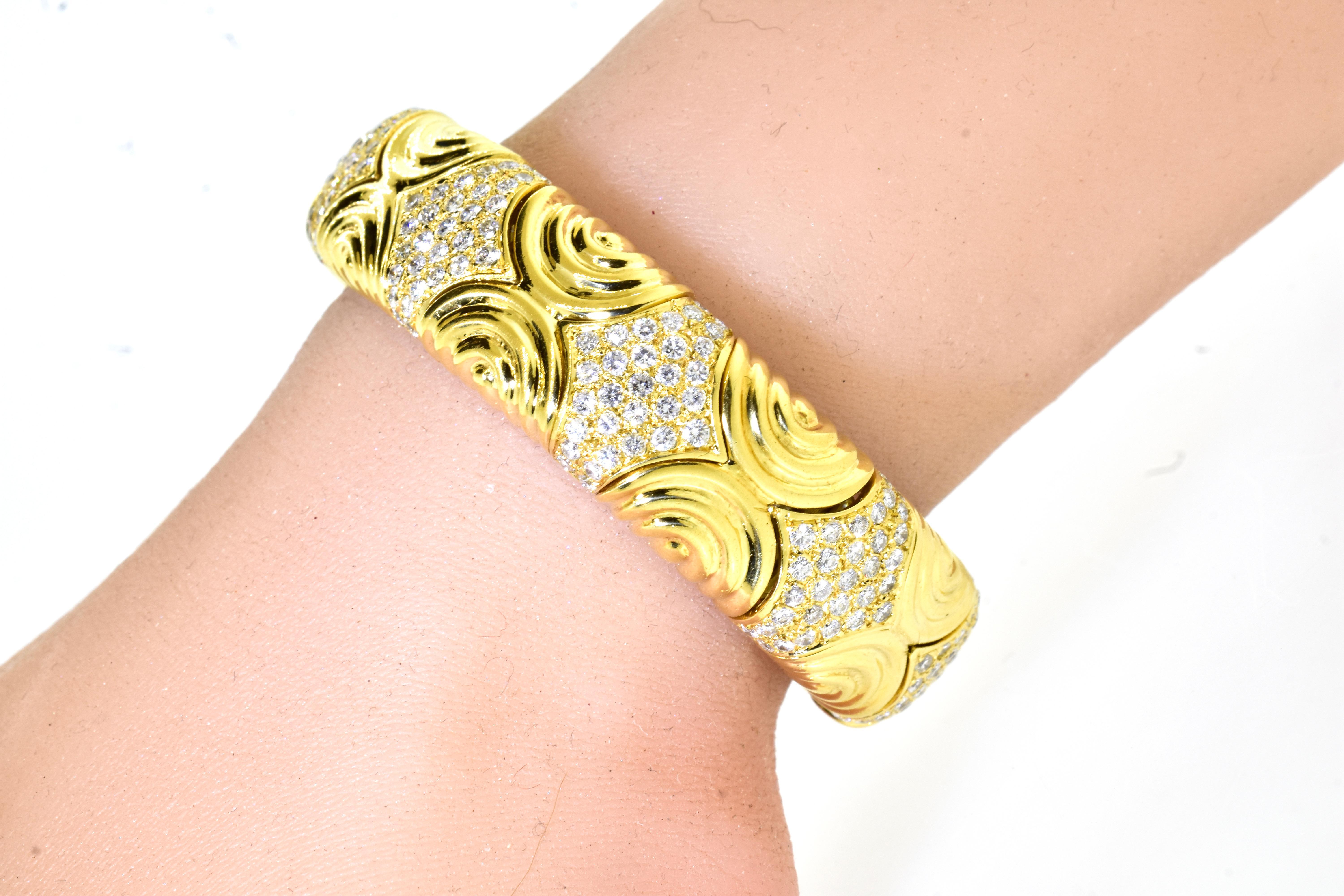Armband aus 18 K Gelbgold mit feinen weißen Diamanten im Brillantschliff. Die eingefassten Diamanten haben ein geschätztes Gewicht von 6.0 ct. und sind alle nahezu farblos (H) und sehr leicht eingeschlossen (VS). Die Diamanten sind gut geschliffen