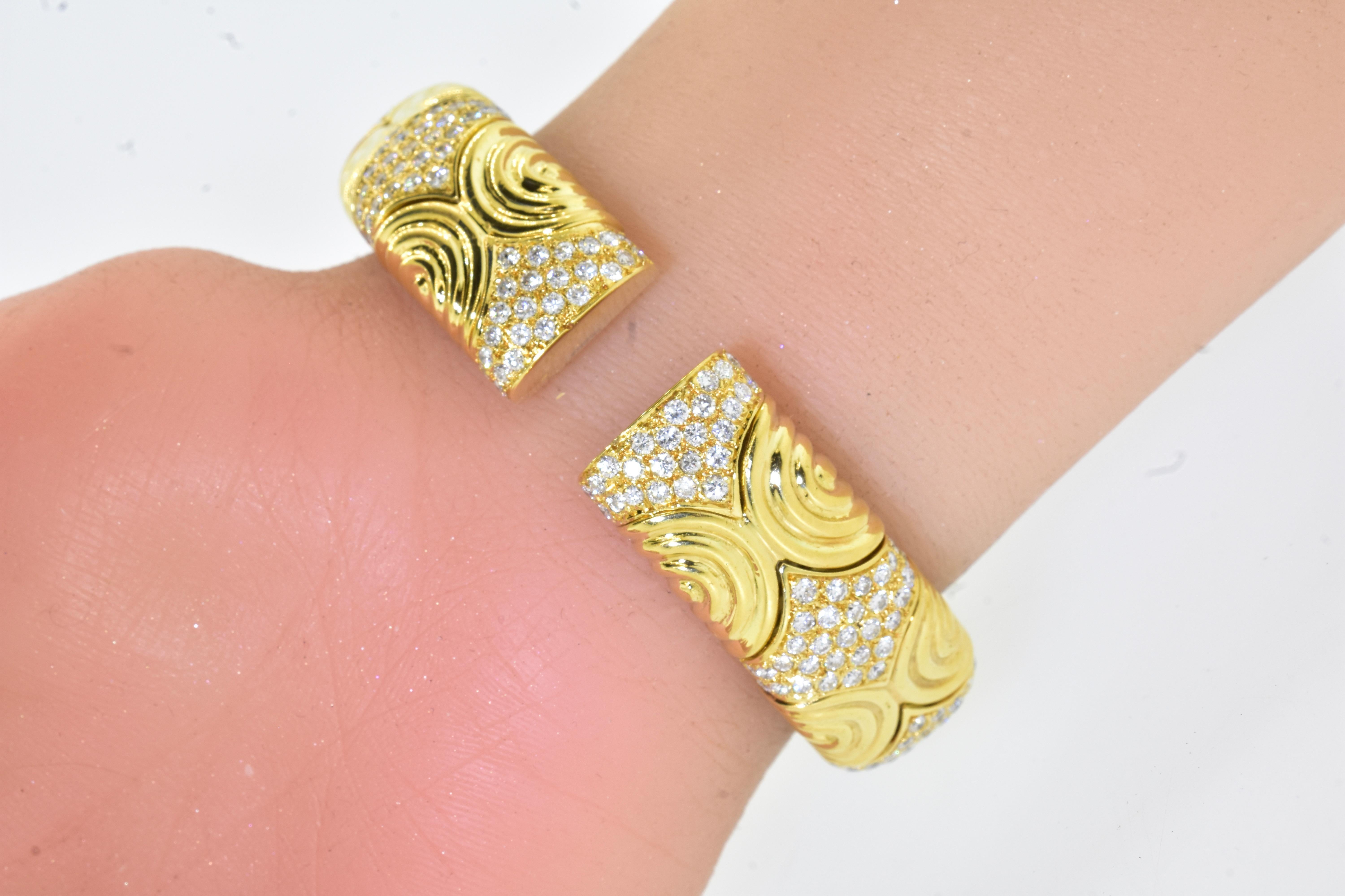 18K Gelbgold und 6 Karat feines Gold  Diamanten Contemporary Flexible Manschettenarmband (Brillantschliff)