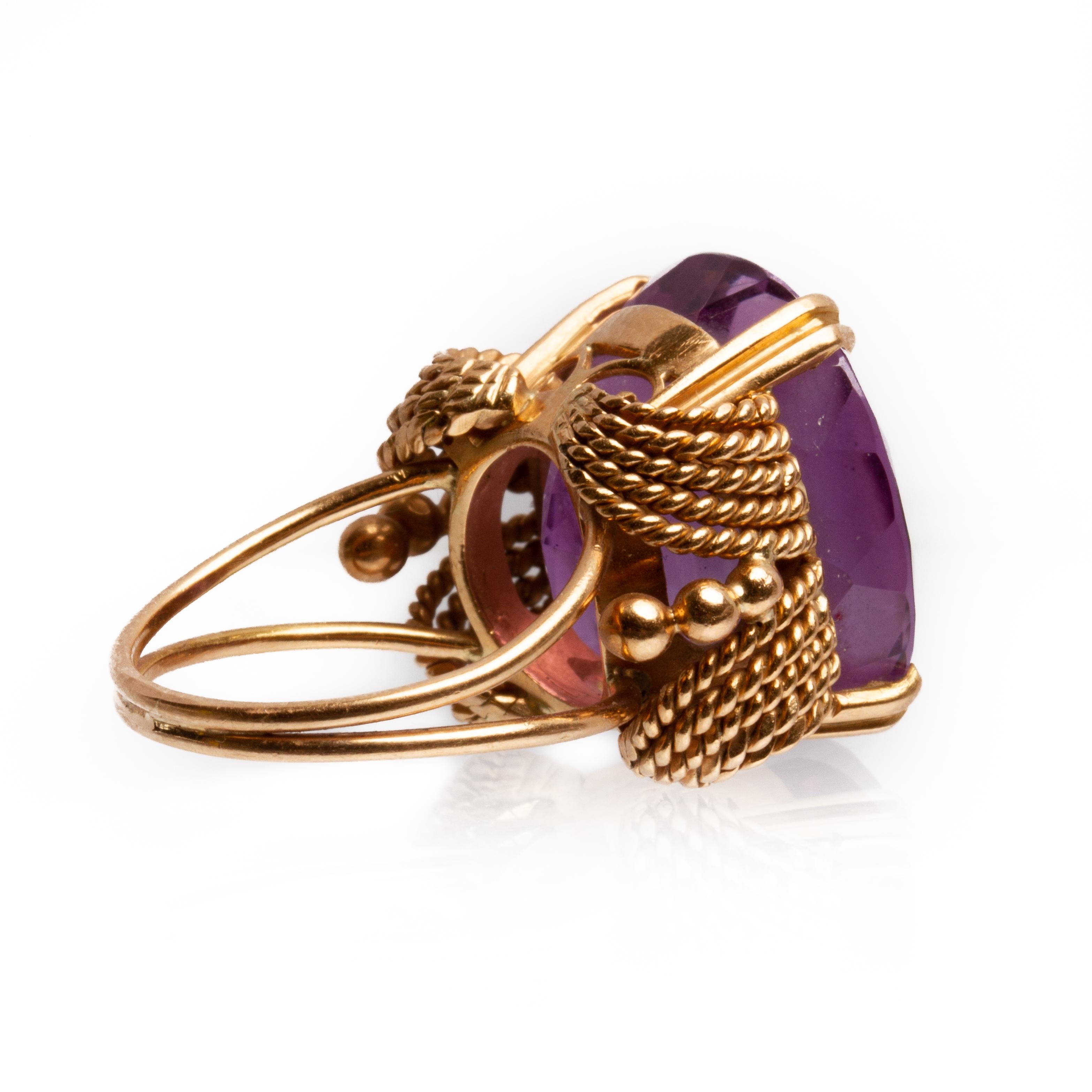 18 Karat Yellow Gold and Amethyst Cocktail Ring In Good Condition In Kingston, NY
