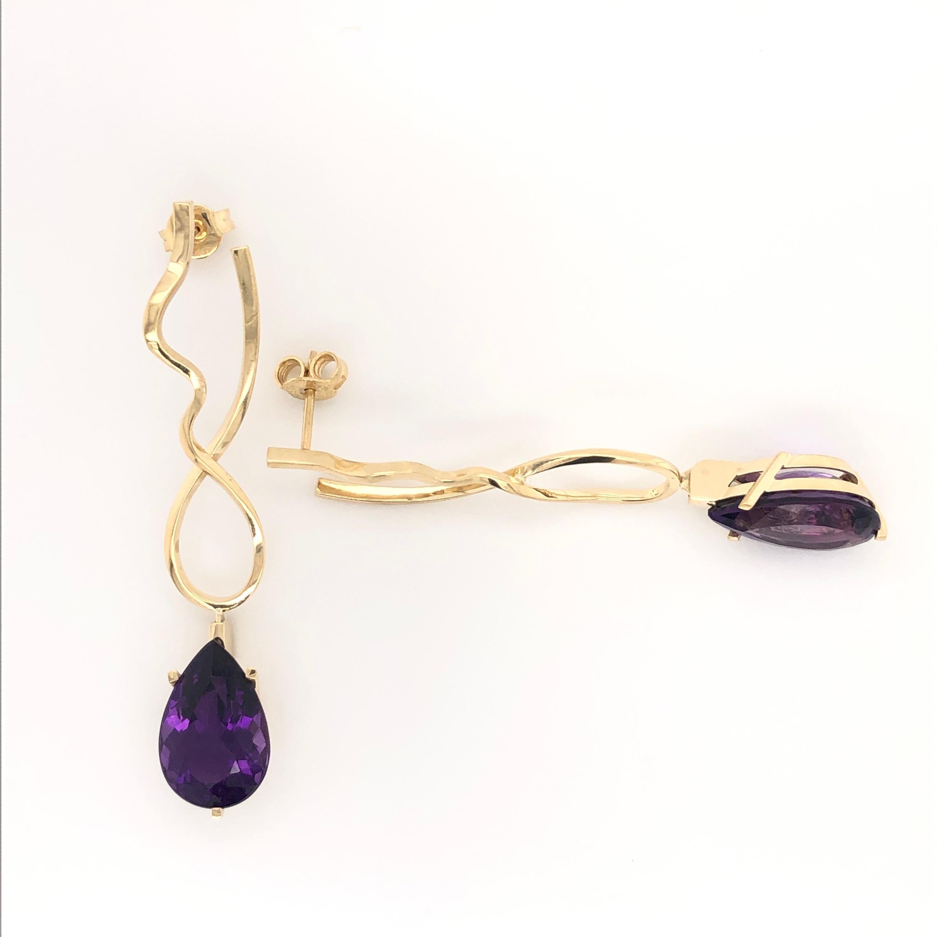 Pear Cut 18k yellow gold and amethyst earrings (B13460n) For Sale