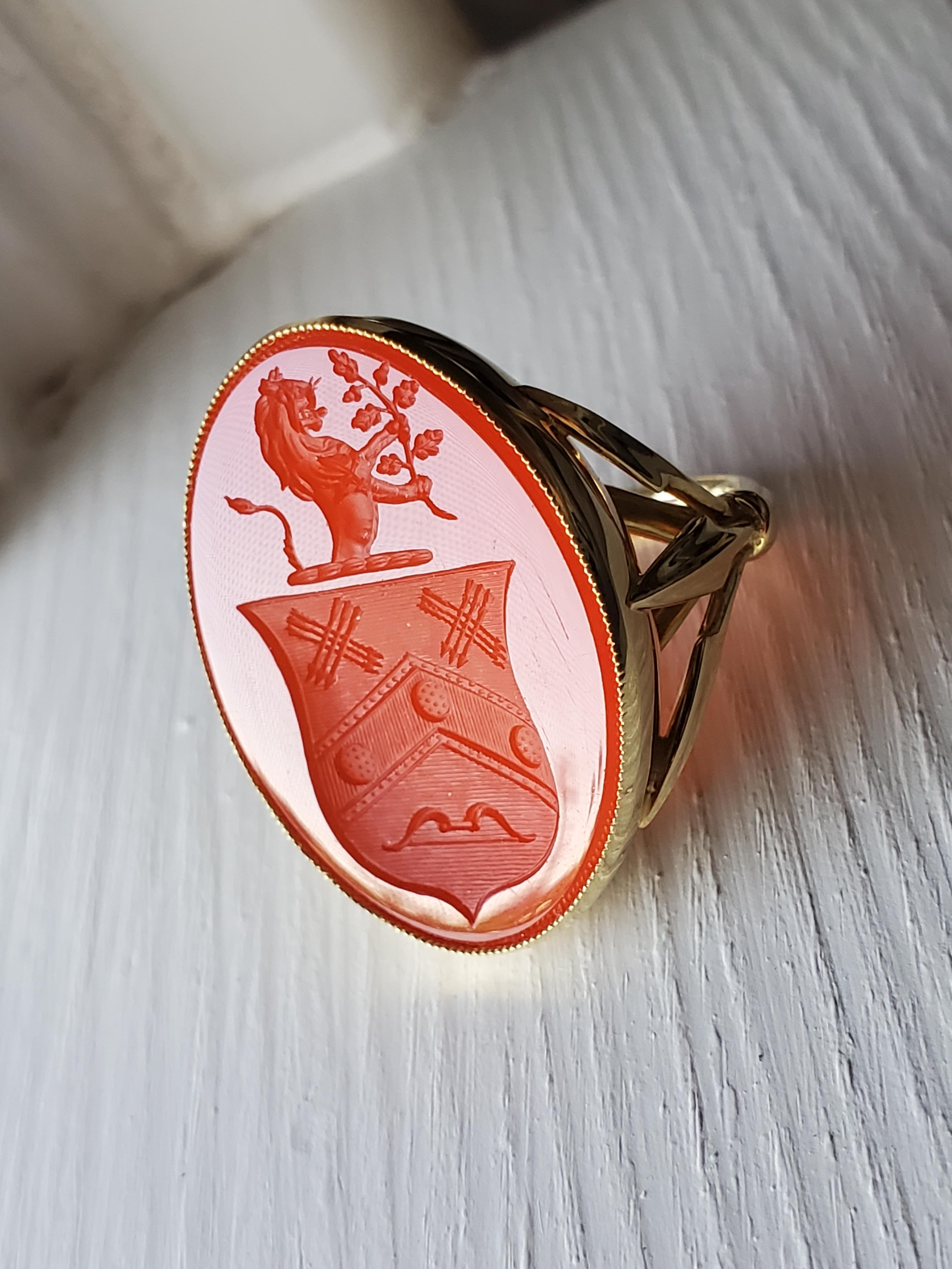 Contemporaneo Anello Leone in oro giallo 18 carati e sigillo calcografico antico in vendita
