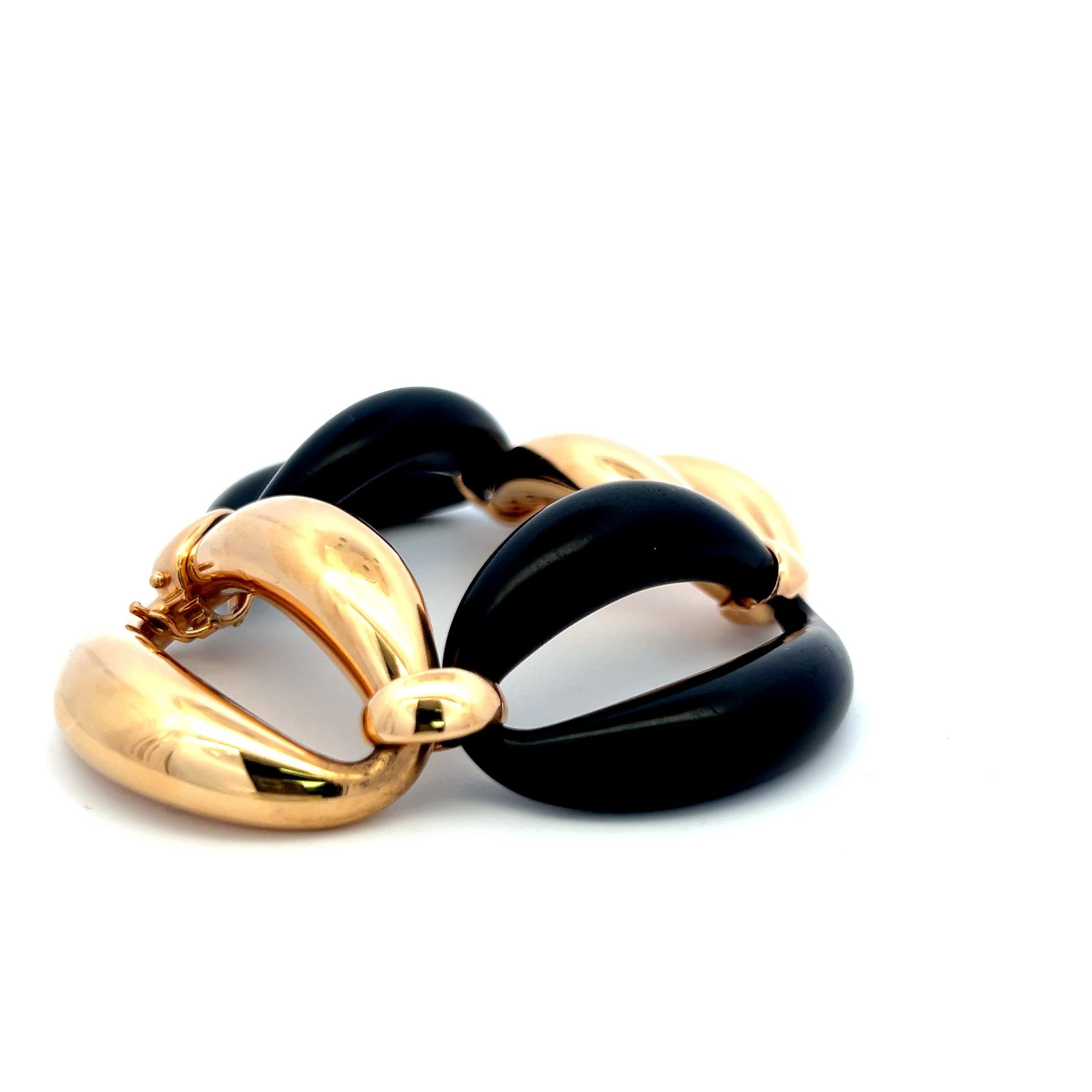 Titre :
Ce remarquable bracelet vintage à maillons est réalisé avec brio en or jaune 18 carats et associé à un onyx noir profond et brillant pour créer une pièce d'apparat audacieuse et sculpturale. Le bracelet présente une alternance de maillons